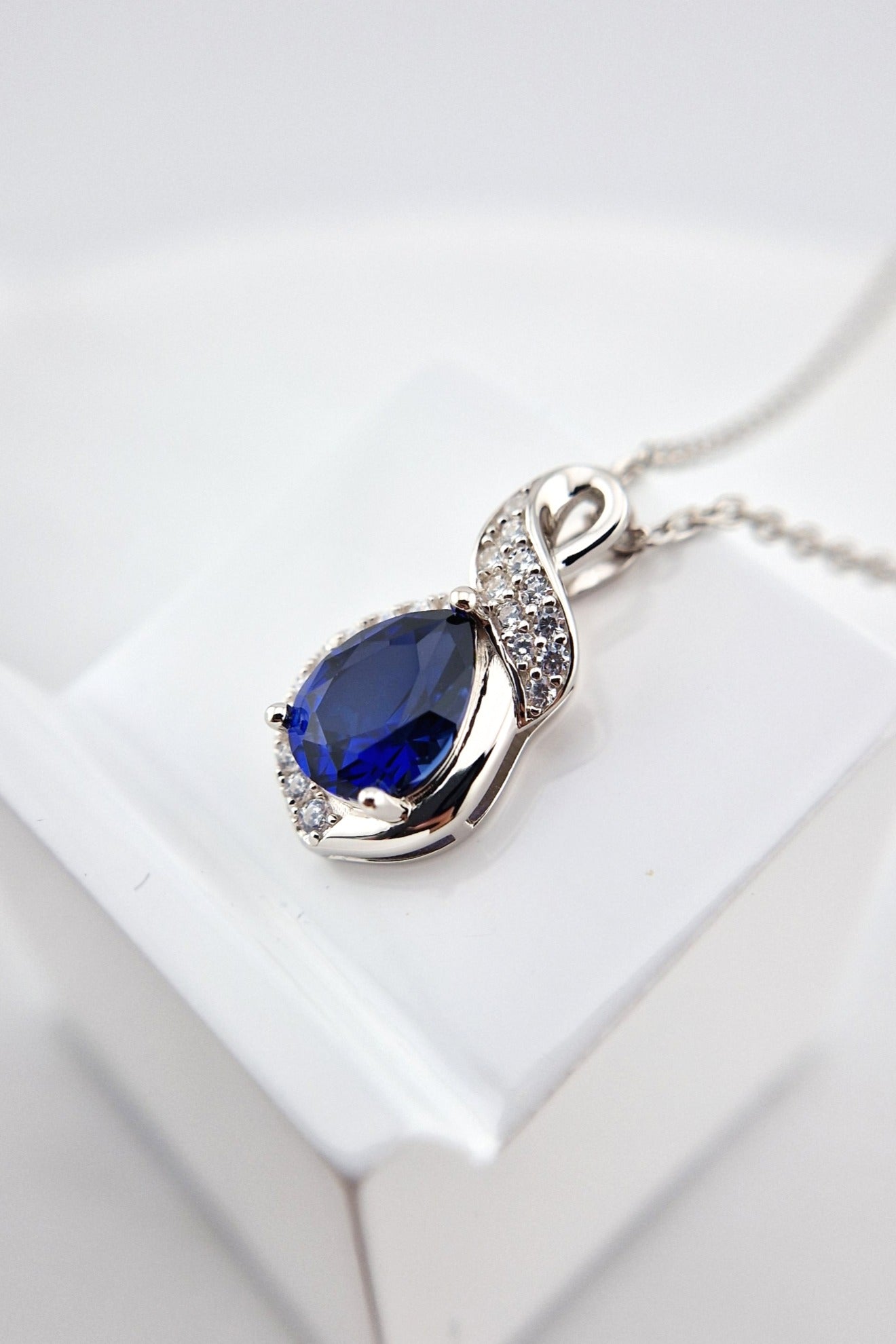 Saphir Halskette, Saphir Kette, Silber Kette mit Saphir Anhänger, Edelstein Kette, sapphire necklace