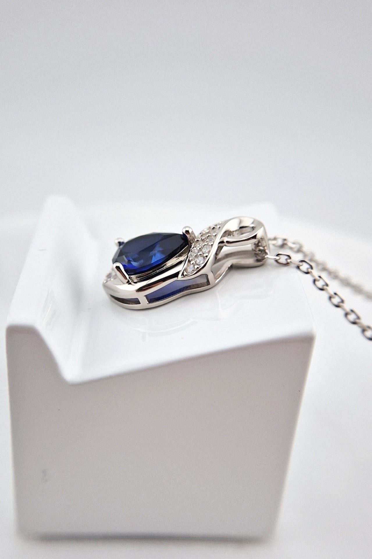 Saphir Halskette, Saphir Kette, Silber Kette mit Saphir Anhänger, Edelstein Kette, sapphire necklace