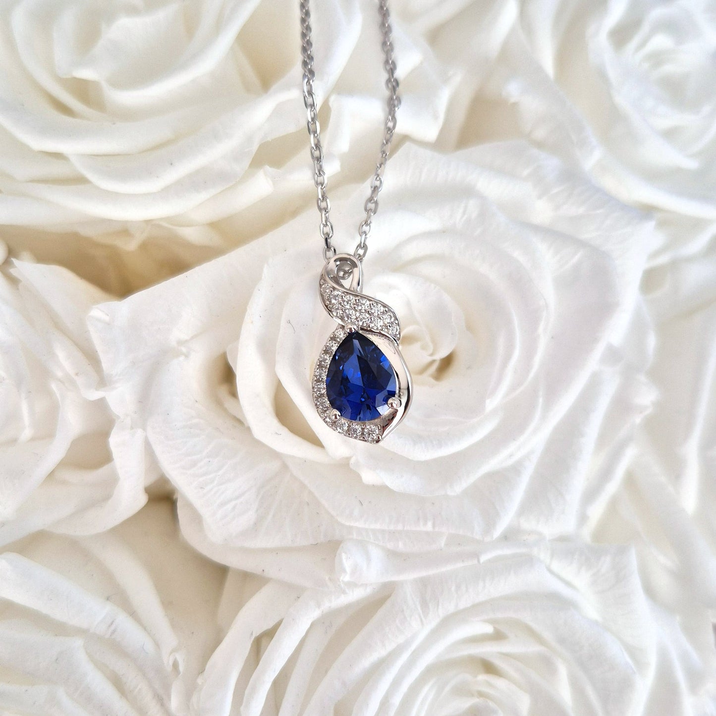 Saphir Halskette, Saphir Kette, Sapphire Necklace, Königsblauer Saphir, Royal Blue Sapphire, Silber Kette mit Saphir Anhänger, Edelstein Kette, sapphire pendant necklace, Blaue Saphir Kette, blau Saphir Halskette, Halskette, necklace, collier, collana, schmuck, jewelry, jewellery, gioielli, bijoux, something blue necklace, etwas blaues, qualcosa di blu, quelque chose de bleu