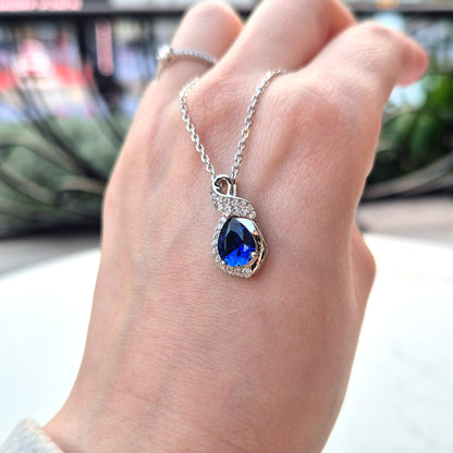 Saphir Halskette, Saphir Kette, Sapphire Necklace, Königsblauer Saphir, Royal Blue Sapphire, Silber Kette mit Saphir Anhänger, Edelstein Kette, sapphire pendant necklace, Blaue Saphir Kette, blau Saphir Halskette, Halskette, necklace, collier, collana, schmuck, jewelry, jewellery, gioielli, bijoux, something blue necklace, etwas blaues, qualcosa di blu, quelque chose de bleu