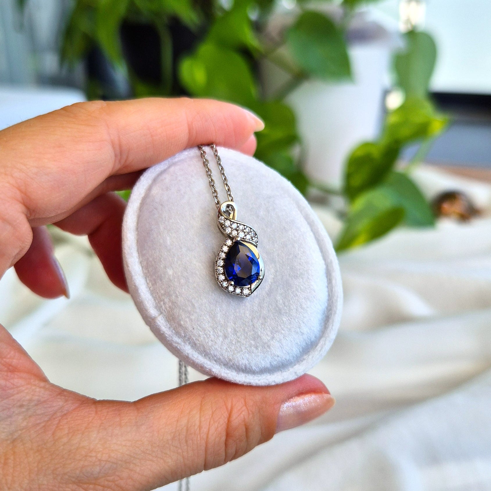 Saphir Halskette, Saphir Kette, Sapphire Necklace, Königsblauer Saphir, Royal Blue Sapphire, Silber Kette mit Saphir Anhänger, Edelstein Kette, sapphire pendant necklace, Blaue Saphir Kette, blau Saphir Halskette, Halskette, necklace, collier, collana, schmuck, jewelry, jewellery, gioielli, bijoux, something blue necklace, etwas blaues, qualcosa di blu, quelque chose de bleu