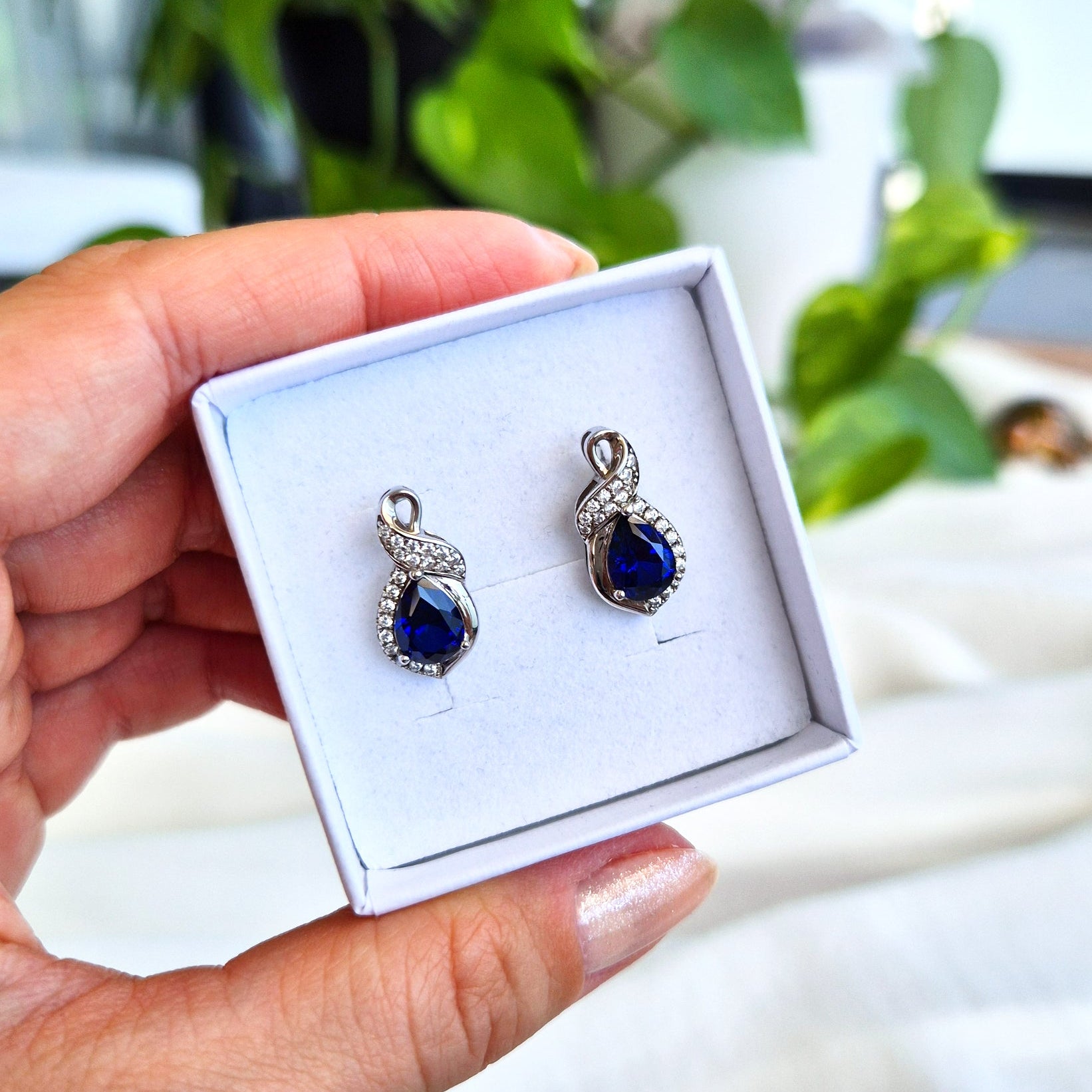 Saphir Ohrringe, Sapphire Earrings, Saphir Ohrstecker mit blauem Edelstein, Edelstein Ohrringe, Silber Ohrringe, Saphir Schmuck, Blau Saphir, royal blue sapphire earrings, stud earrings, Ohrstecker, Ohrringe, boucles, puces, boucles doreilles, orecchini, Schmuck, Jewelry, Jewellery, bijou, gioielli, Damenohrringe, Silberschmuck