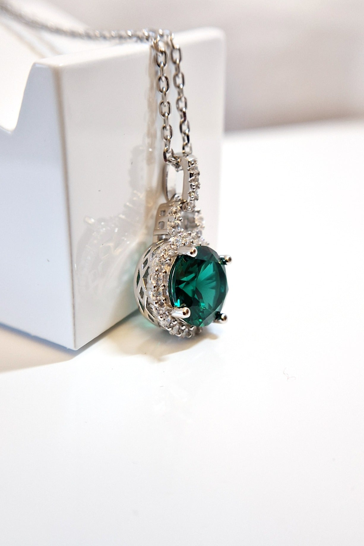Smaragd Schmuckset, Emerald jewelry set, Smaragd hrringe, Smaragd Ring, Smaragd Halskette, maragd Kette, grüner Smaragd Schmuck, Emerald necklace, Emerald pendant jewelry, Emerald Ring, Emerald Earrings, Silber Schmuckset, silver jewelry set, grüner Ring, green ring, halo ring