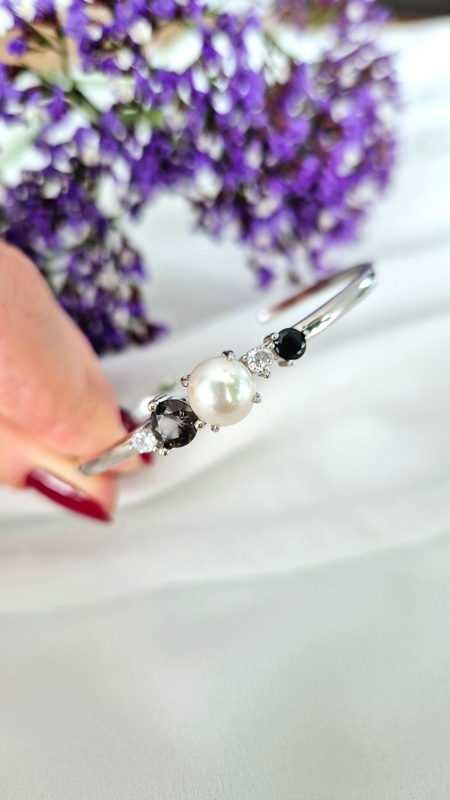 Pearl bangle, pearl bracelet, Perlen Armreif, Silber Armreif, Schmuck Schweiz, Grey pearl bracelet, black pearl bracelet, white pearl bracelet, elegant jewelry shop, swiss jewelry shop, Edelstein Schmuck Schweiz, Silver Bangle, Silver bracelet, Armreif, Bangle