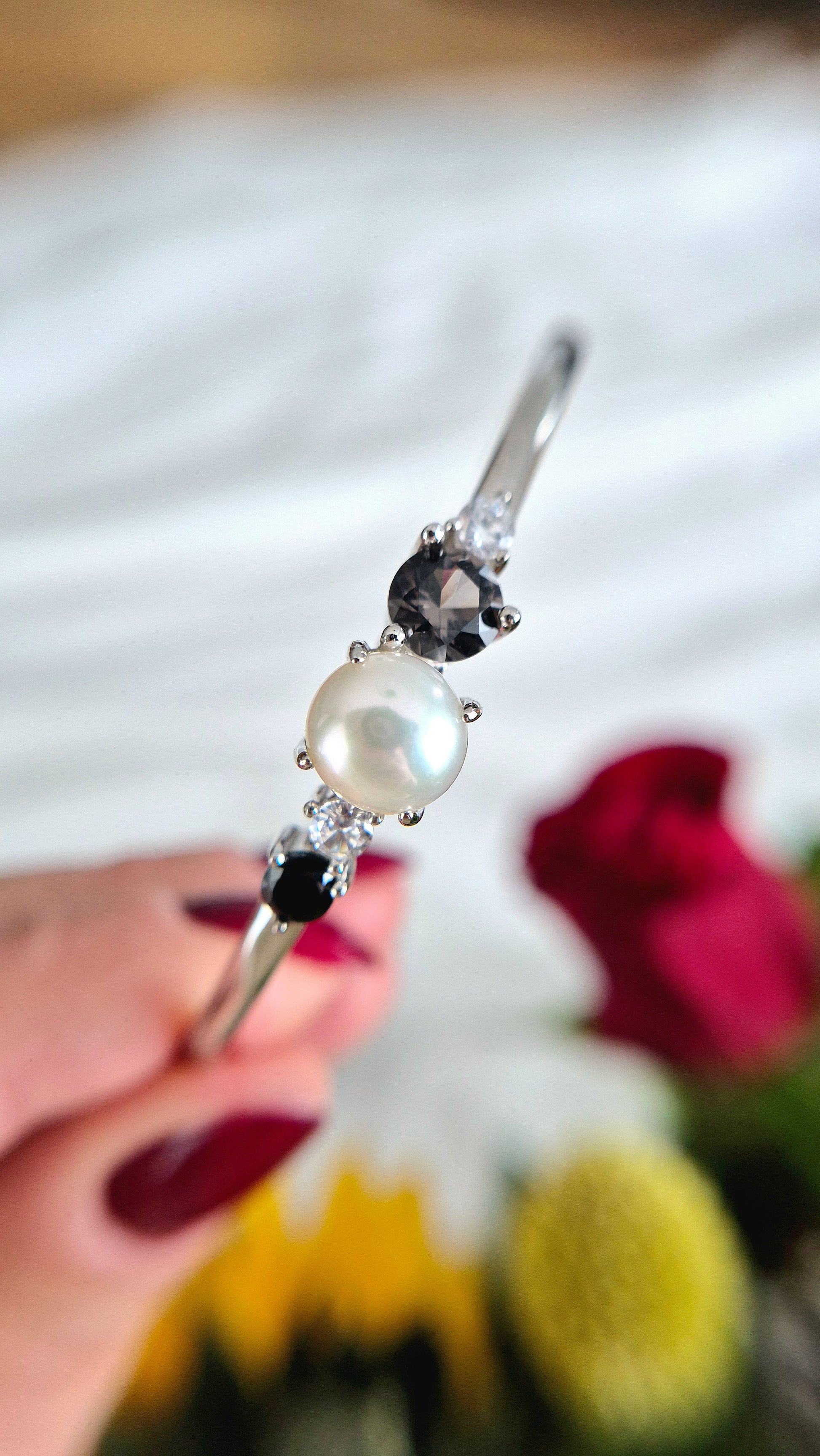 Pearl bangle, pearl bracelet, Perlen Armreif, Silber Armreif, Schmuck Schweiz, Grey pearl bracelet, black pearl bracelet, white pearl bracelet, elegant jewelry shop, swiss jewelry shop, Edelstein Schmuck Schweiz, Silver Bangle, Silver bracelet, Armreif, Bangle