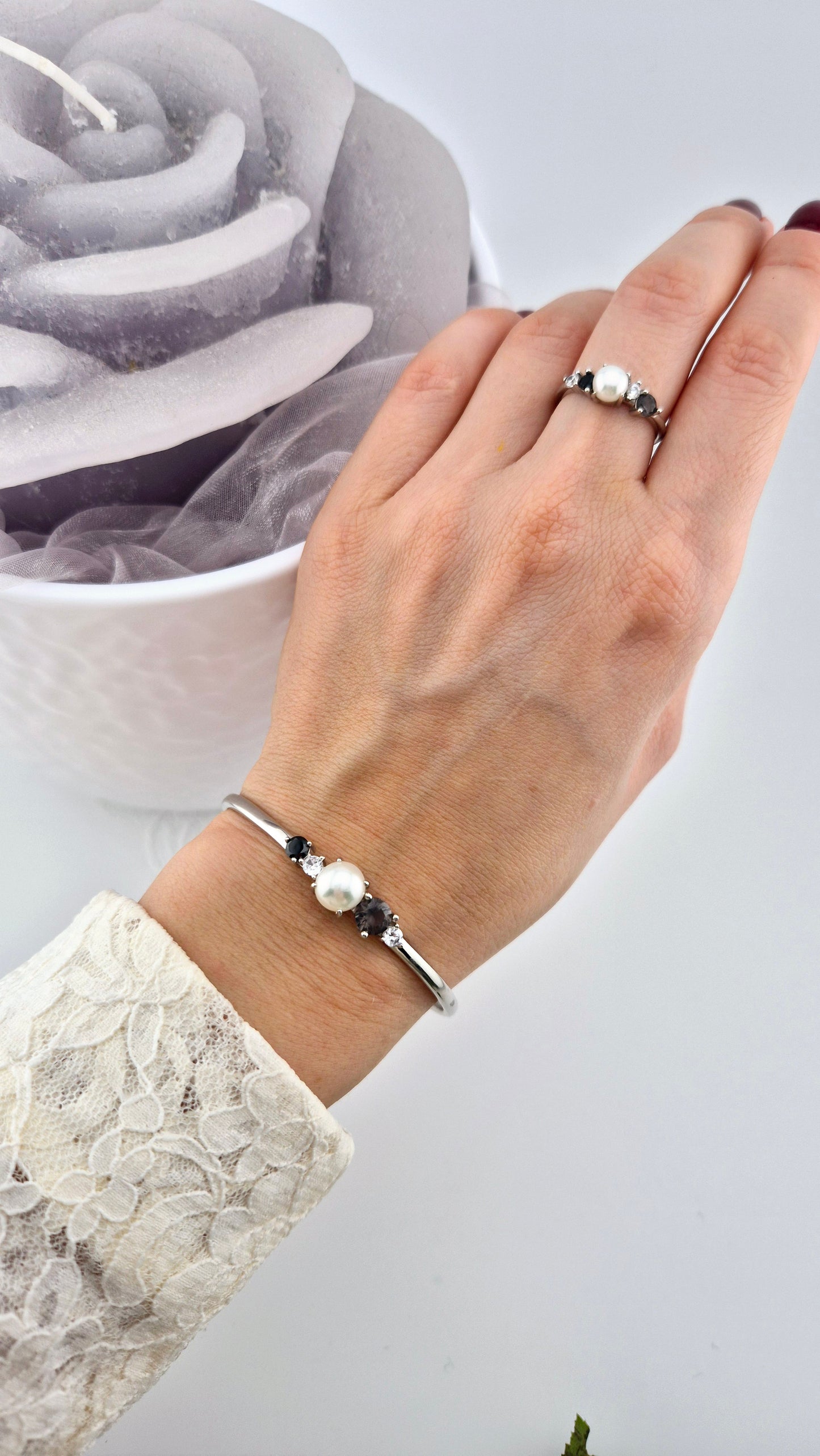Pearl bangle, pearl bracelet, Perlen Armreif, Silber Armreif, Schmuck Schweiz, Grey pearl bracelet, black pearl bracelet, white pearl bracelet, elegant jewelry shop, swiss jewelry shop, Edelstein Schmuck Schweiz, Silver Bangle, Silver bracelet, Armreif, Bangle