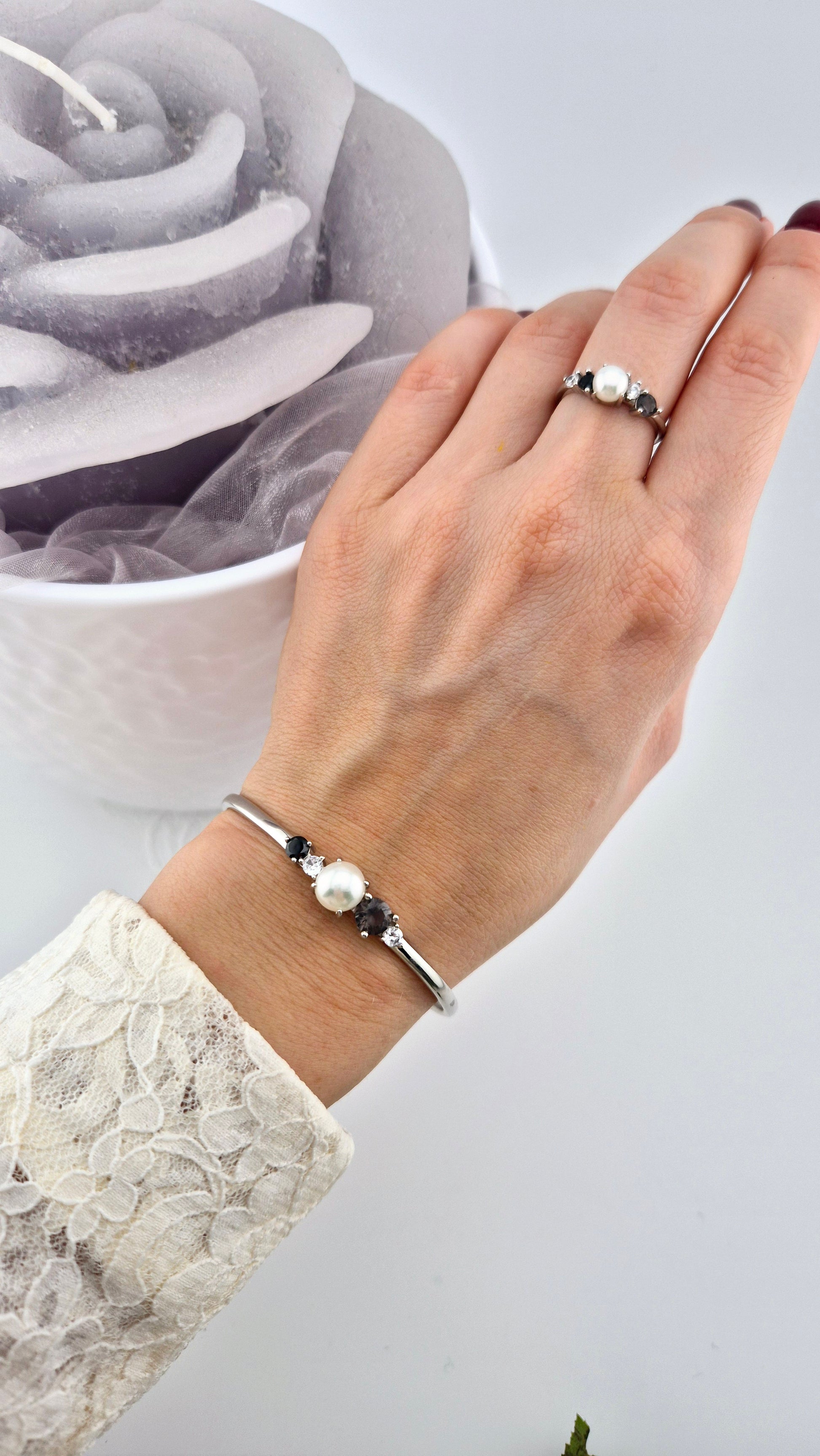 Pearl bangle, pearl bracelet, Perlen Armreif, Silber Armreif, Schmuck Schweiz, Grey pearl bracelet, black pearl bracelet, white pearl bracelet, elegant jewelry shop, swiss jewelry shop, Edelstein Schmuck Schweiz, Silver Bangle, Silver bracelet, Armreif, Bangle