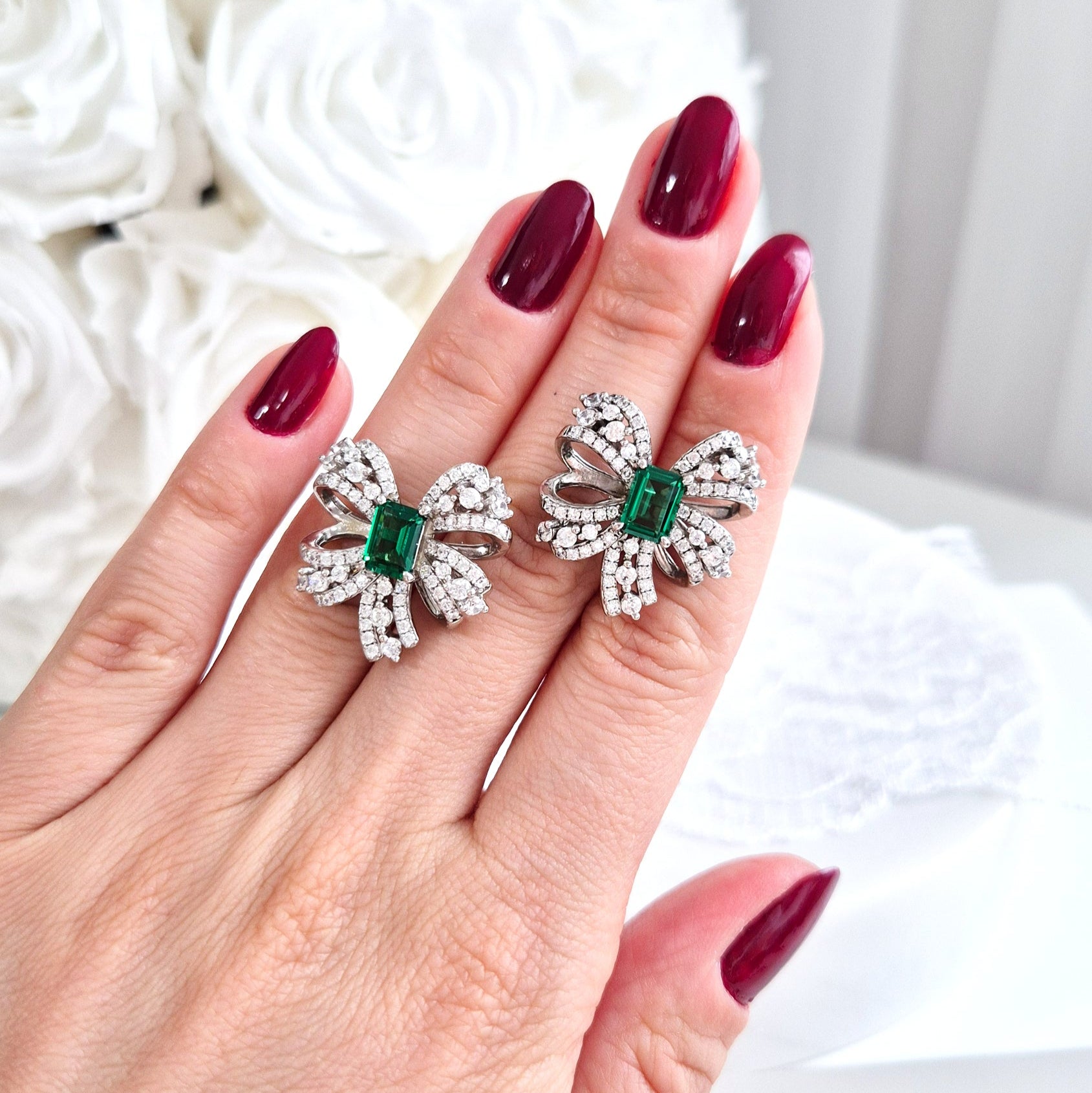Silver stud earrings, ilber Ohrstecker, Emerald earrings, smaragd Ohrringe, Ohrringe in Schkeifenform auf weissem Hintergrund