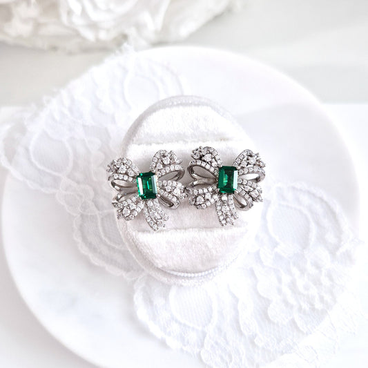 Silver stud earrings, ilber Ohrstecker, Emerald earrings, smaragd Ohrringe, Ohrringe in Schkeifenform auf weissem Hintergrund