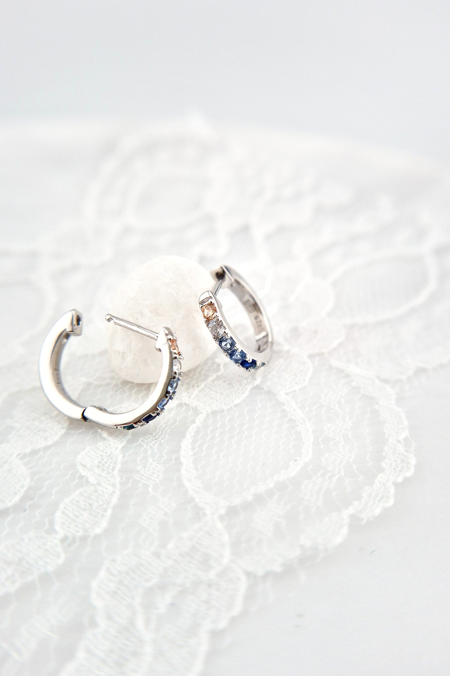Silber Creiolen silber, Silber Creolen mit blauen Steinchen, Silver Hoops with Blue Stones, Silberohrringe, Silver Earrings, Silber Creolen, Creolen Ohrringe, Silver Creoles, Hoop earrings, blue earrings