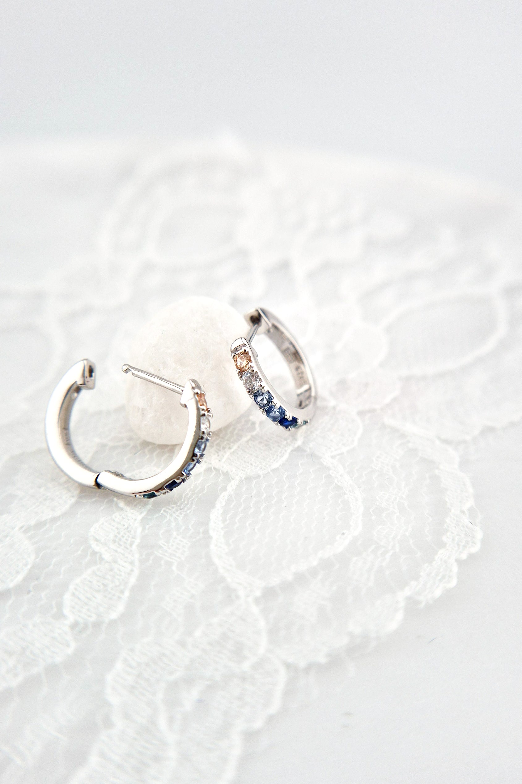 Silber Creiolen silber, Silber Creolen mit blauen Steinchen, Silver Hoops with Blue Stones, Silberohrringe, Silver Earrings, Silber Creolen, Creolen Ohrringe, Silver Creoles, Hoop earrings, blue earrings