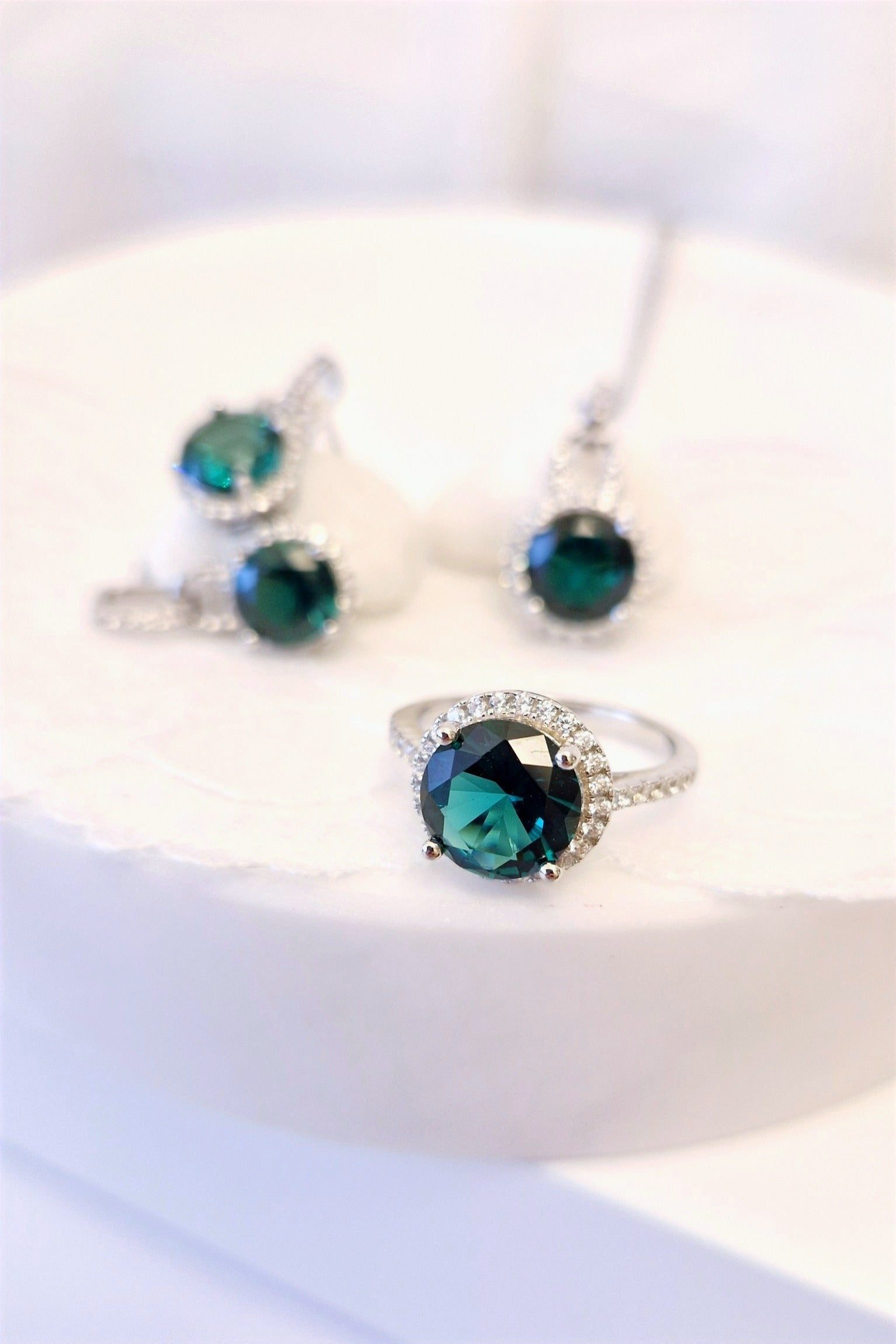 Smaragd Schmuckset, Emerald jewelry set, Smaragd hrringe, Smaragd Ring, Smaragd Halskette, maragd Kette, grüner Smaragd Schmuck, Emerald necklace, Emerald pendant jewelry, Emerald Ring, Emerald Earrings, Silber Schmuckset, silver jewelry set, grüner Ring, green ring, halo ring
