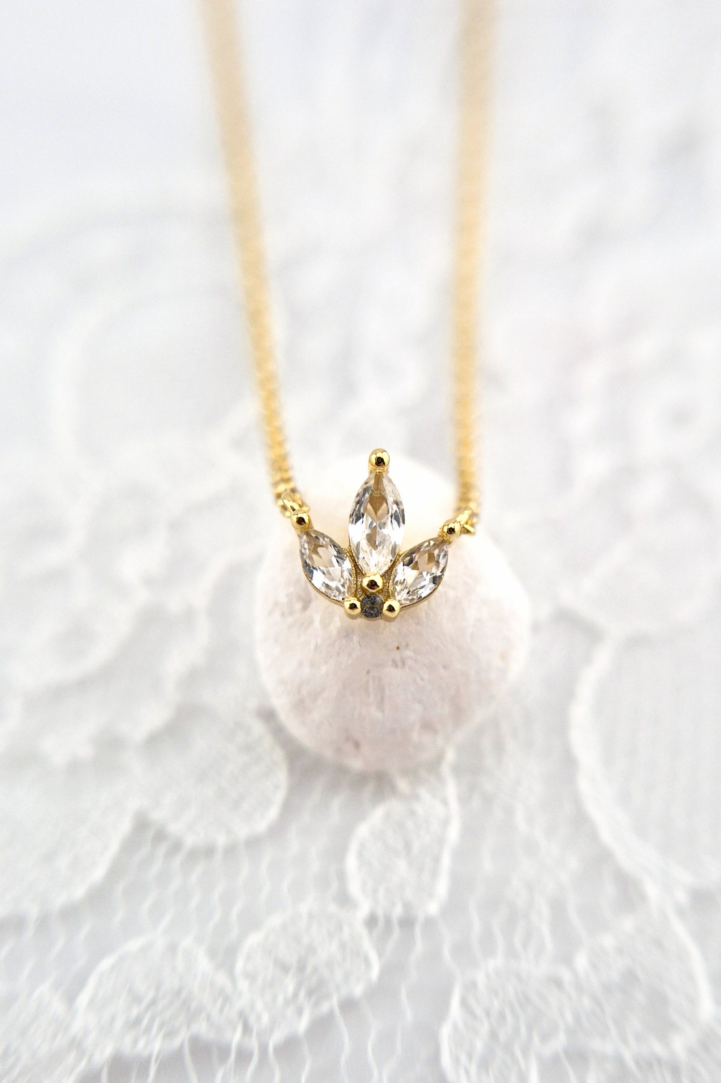 Weiss Topas Kette Gold, White Topaz necklace gold, Collier en or avec topaze blanche, golden necklace, minimalistic golden necklace, zierliche Goldene Halskette, zierliche Kette mit weissen Steinchen, golden necklace with white topaz pendant