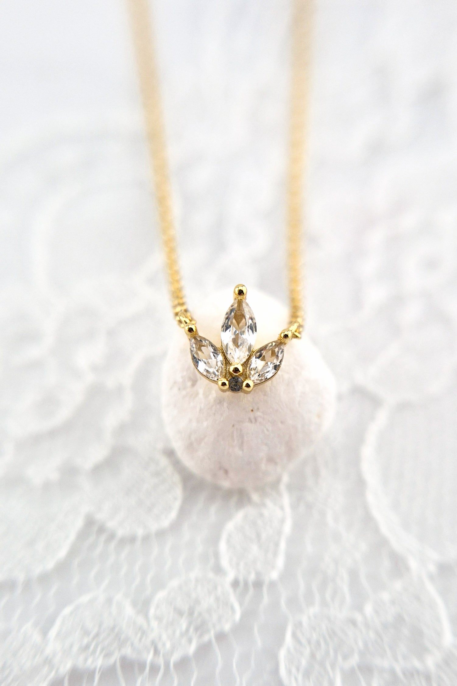 Weiss Topas Kette Gold, White Topaz necklace gold, Collier en or avec topaze blanche, golden necklace, minimalistic golden necklace, zierliche Goldene Halskette, zierliche Kette mit weissen Steinchen, golden necklace with white topaz pendant