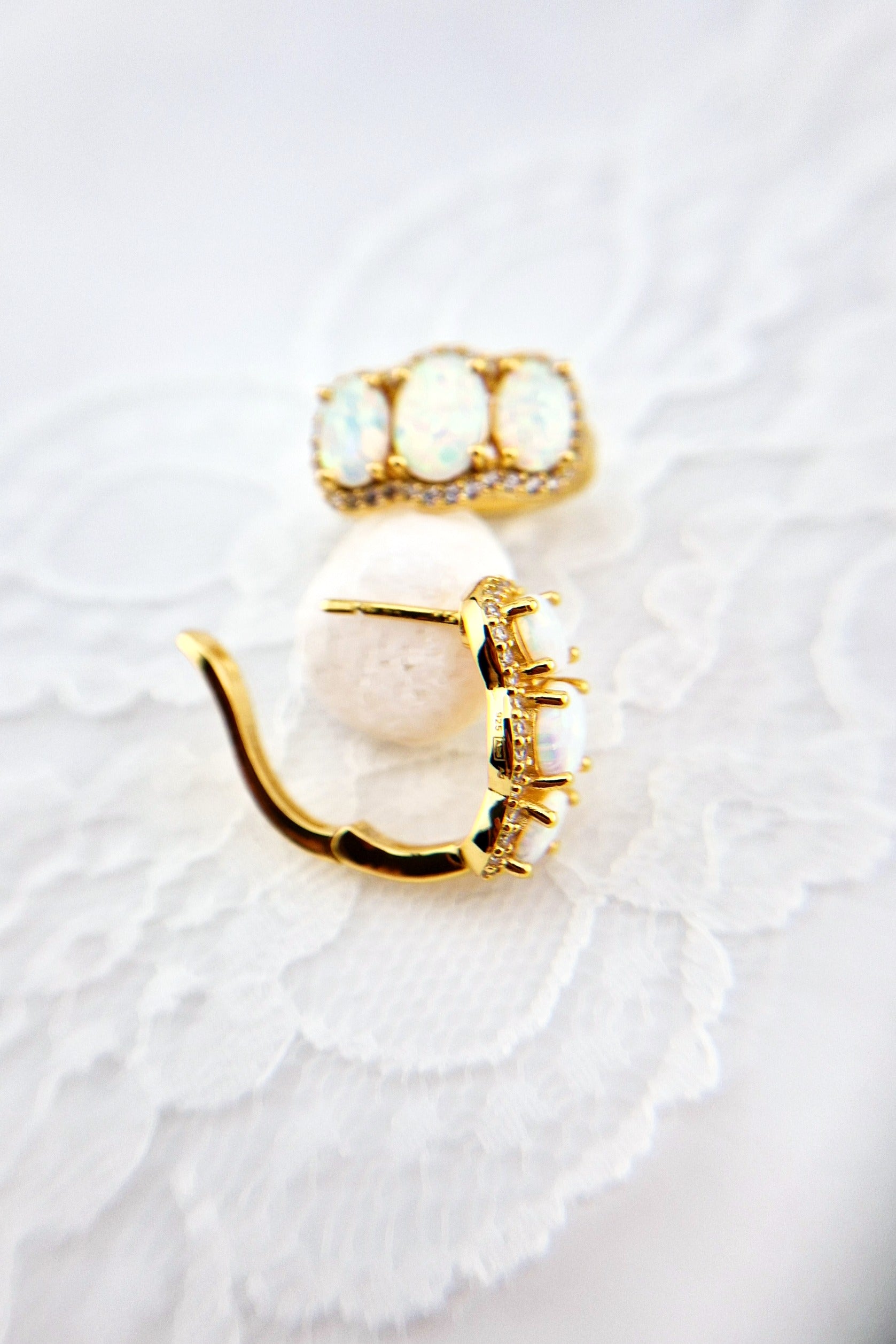 Weiss Opal Ohrringe, Creolen, Opal Ohrringe, White Opal earrings, Opal Earrings, hoop earrings, goldene Ohrringe, Ohrringe mit weissen Steinen, golden Earrings, earrings with white stones, earrings, Ohrringe, boucles d oreilles opale