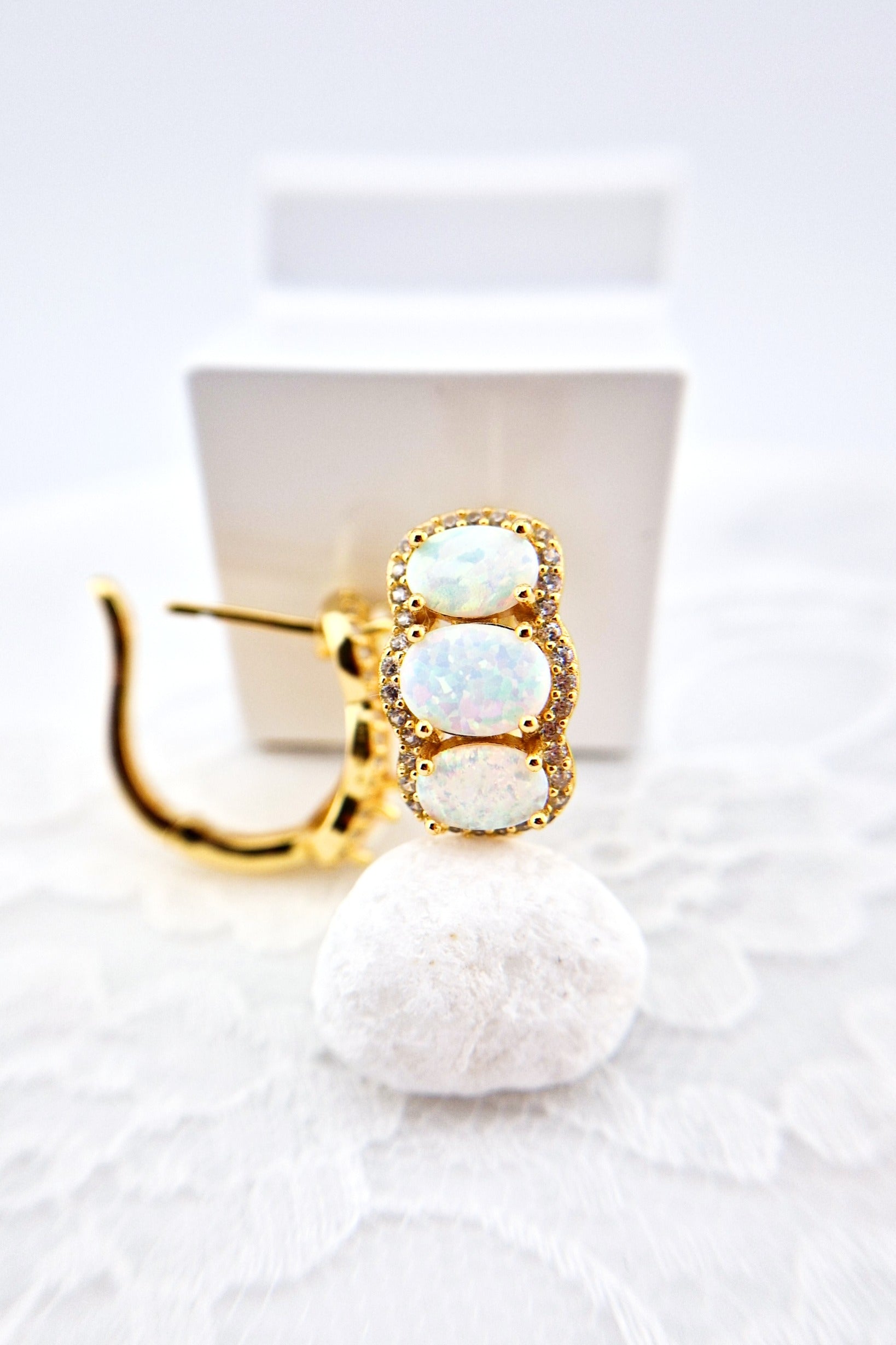 Weiss Opal Ohrringe, Creolen, Opal Ohrringe, White Opal earrings, Opal Earrings, hoop earrings, goldene Ohrringe, Ohrringe mit weissen Steinen, golden Earrings, earrings with white stones, earrings, Ohrringe, boucles d oreilles opale