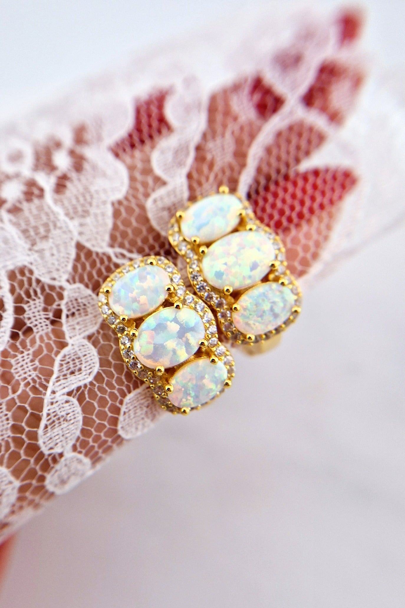Weiss Opal Ohrringe, Creolen, Opal Ohrringe, White Opal earrings, Opal Earrings, hoop earrings, goldene Ohrringe, Ohrringe mit weissen Steinen, golden Earrings, earrings with white stones, earrings, Ohrringe, boucles d oreilles opale