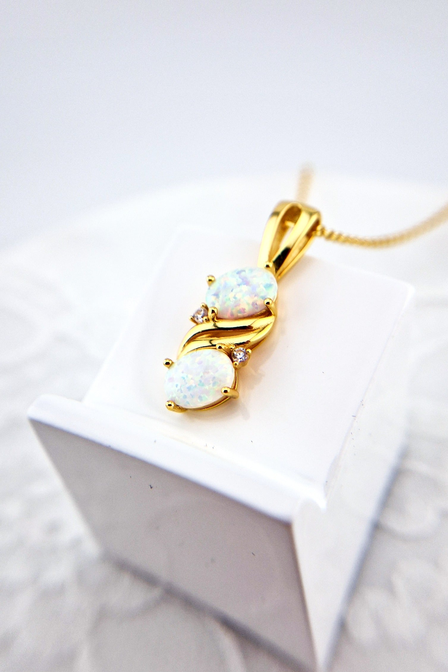 Weiss Opal Halskette, White Opal Necklace, Opal Halskette, Opal Kette, Opal Anhänger Kette, Opal necklace, opal pendant necklace, goldene Kette, Gold Halskette, golden Necklace, Damen Halskette, Halskette mit weissem Stein, gold necklace with white Stone pendant, Halskette, Anhänger Halskette, necklace