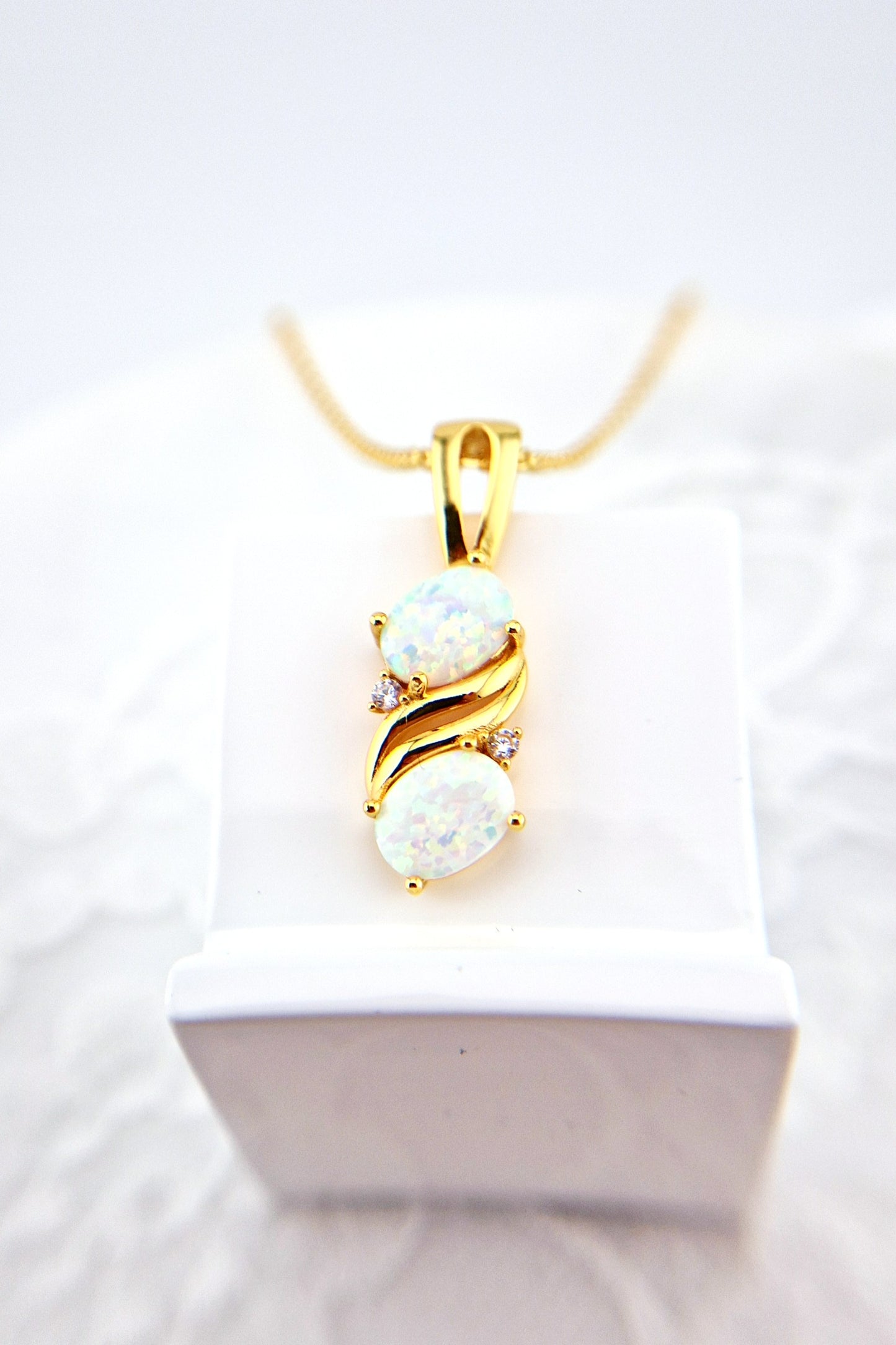 Weiss Opal Halskette, White Opal Necklace, Opal Halskette, Opal Kette, Opal Anhänger Kette, Opal necklace, opal pendant necklace, goldene Kette, Gold Halskette, golden Necklace, Damen Halskette, Halskette mit weissem Stein, gold necklace with white Stone pendant, Halskette, Anhänger Halskette, necklace