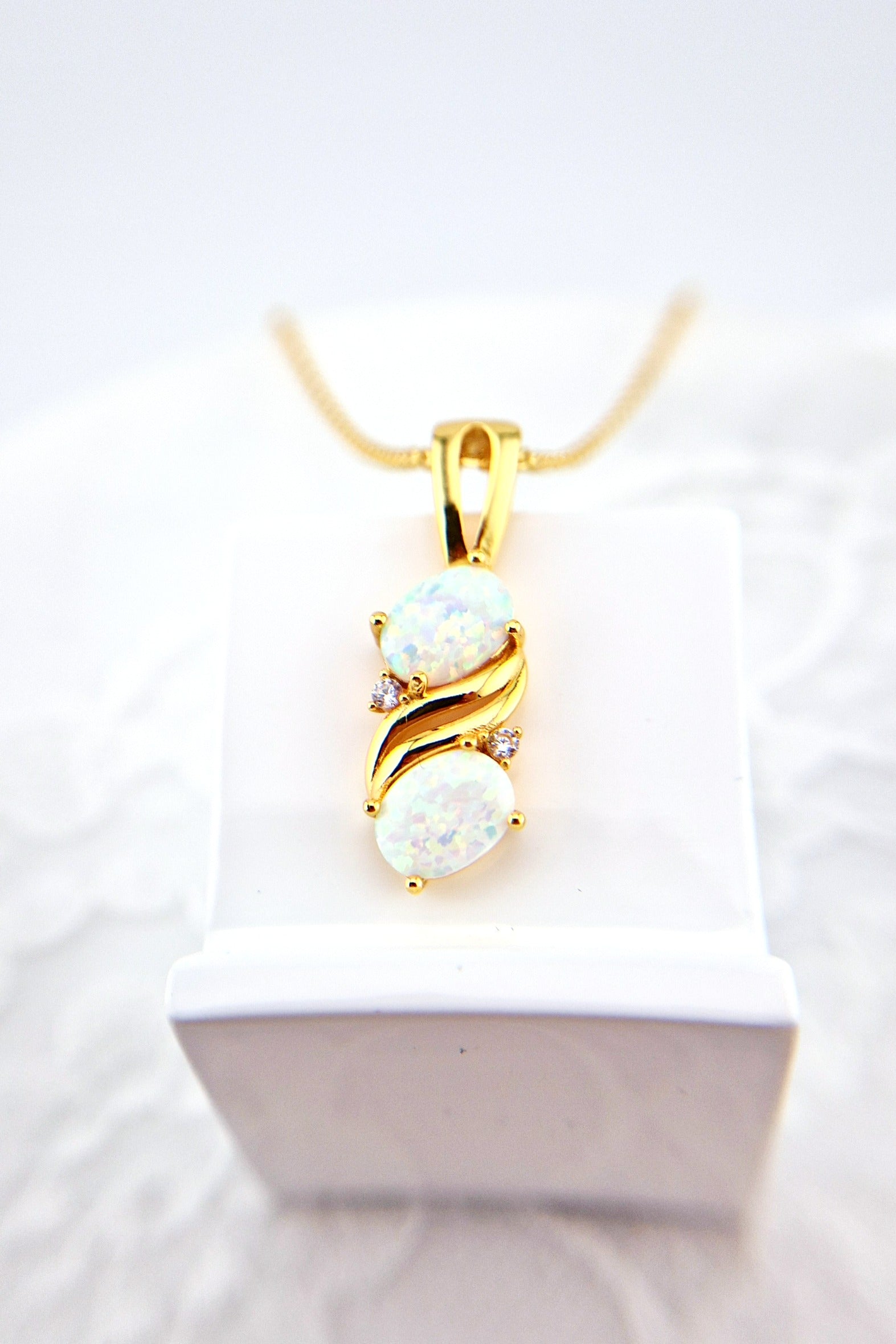 Weiss Opal Halskette, White Opal Necklace, Opal Halskette, Opal Kette, Opal Anhänger Kette, Opal necklace, opal pendant necklace, goldene Kette, Gold Halskette, golden Necklace, Damen Halskette, Halskette mit weissem Stein, gold necklace with white Stone pendant, Halskette, Anhänger Halskette, necklace