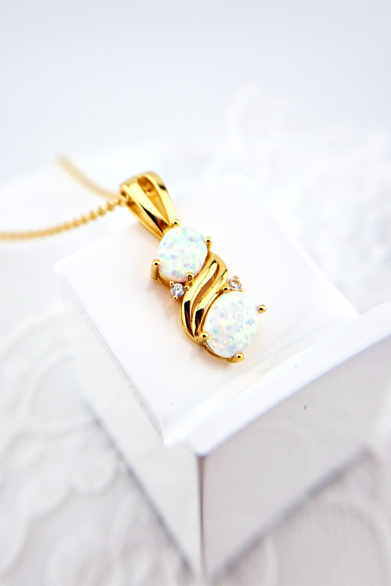 Weiss Opal Halskette, White Opal Necklace, Opal Halskette, Opal Kette, Opal Anhänger Kette, Opal necklace, opal pendant necklace, goldene Kette, Gold Halskette, golden Necklace, Damen Halskette, Halskette mit weissem Stein, gold necklace with white Stone pendant, Halskette, Anhänger Halskette, necklace, collier d'opale