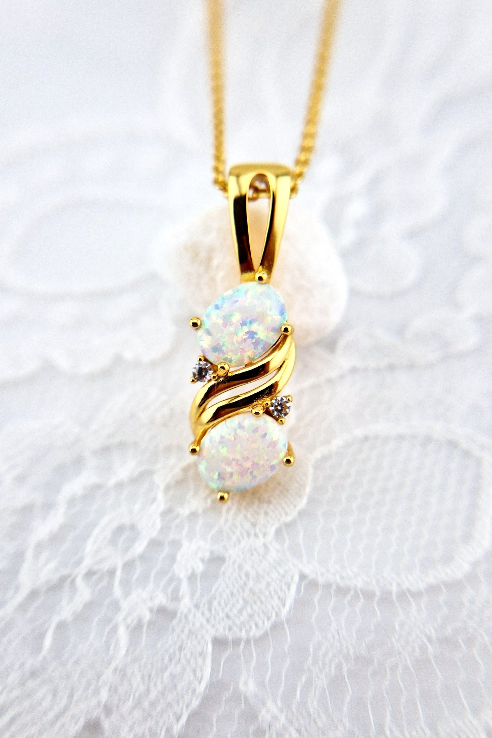 Weiss Opal Halskette, White Opal Necklace, Opal Halskette, Opal Kette, Opal Anhänger Kette, Opal necklace, opal pendant necklace, goldene Kette, Gold Halskette, golden Necklace, Damen Halskette, Halskette mit weissem Stein, gold necklace with white Stone pendant, Halskette, Anhänger Halskette, necklace, collier d'opale