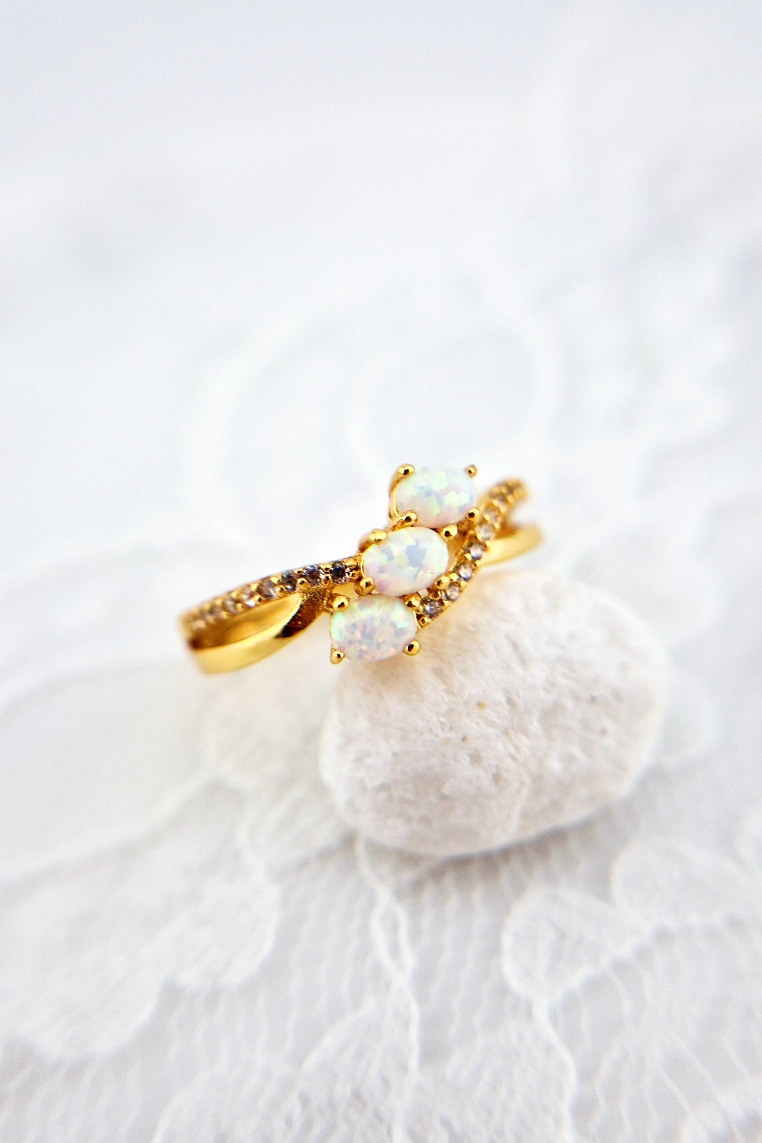 Weiss Opal Schmuckset, Opal Schmuckset, White Opal jewelry set, Opal jewelry set, Opal Schmuck, Opal Jewelry, Opal earrings, Opal Ohrringe, goldene Ohrringe, Gold earrings, golden earrings, Opal ring, Opal necklace, Opal pendant necklace, Opal Halskette, Opal Kette, goldener Schmuck, gold jewelry