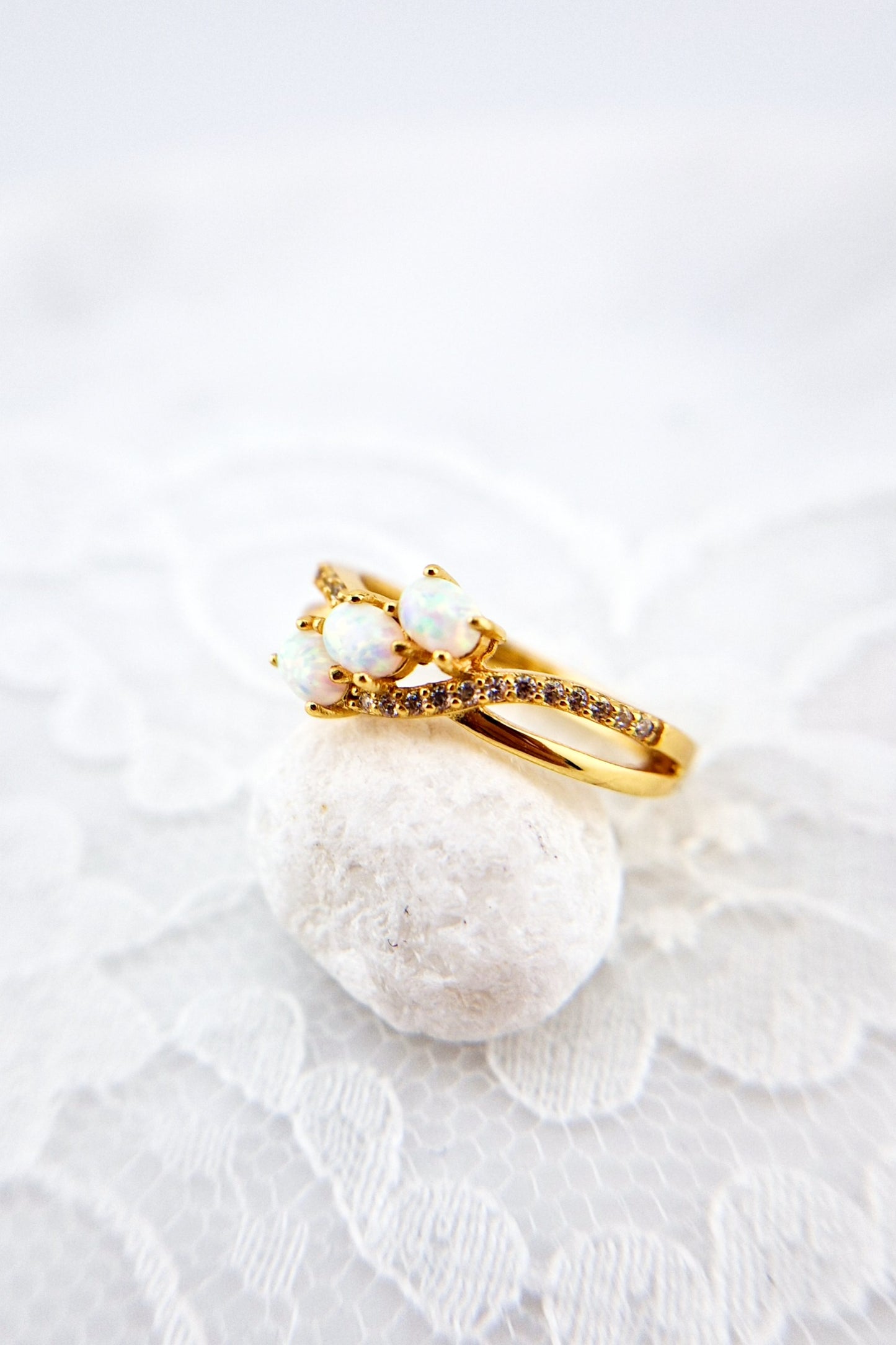 Weiss Opal Ring, Opal Ring, Ring, White Opal Ring, Opal Ring, golden Ring, three stone ring, gold Ring, Fingerring, Damenring, GOldener Ring, Ring mit Edelstein, Ring mit weissen Steinchen, white tone ring, ring with white stones, Gemstone Ring, Edelstein Ring Opal, bague opale