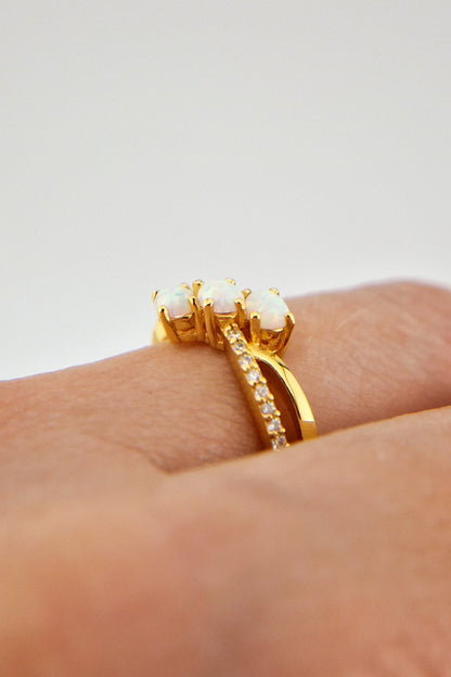 Weiss Opal Ring, Opal Ring, Ring, White Opal Ring, Opal Ring, golden Ring, three stone ring, gold Ring, Fingerring, Damenring, GOldener Ring, Ring mit Edelstein, Ring mit weissen Steinchen, white tone ring, ring with white stones, Gemstone Ring, Edelstein Ring Opal, bague opale