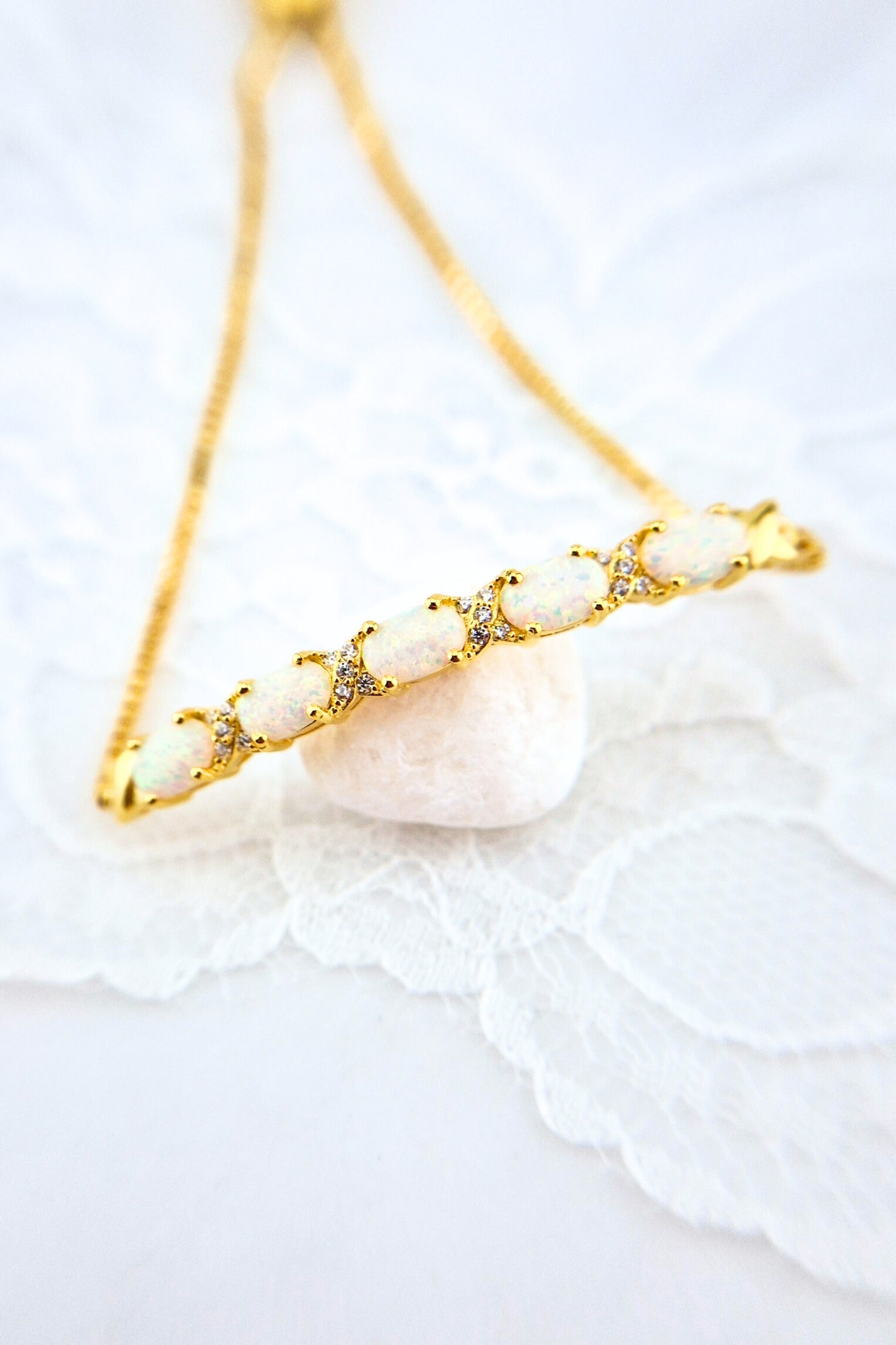 Weiss Opal Armband, White Opal Bracelet, Opal Armband, Opal Bracelet, white stone bracelet, Armband mit weissen Steinen, Edelstein Armband, Gemstone Bracelet, Goldenes Armband, golden Bracelet, Frauen Armband, bracelet for her, jewelry for her, Schmuck, Armband, Armschmuck, Bracelet, Jewelry, Bracelet Opale