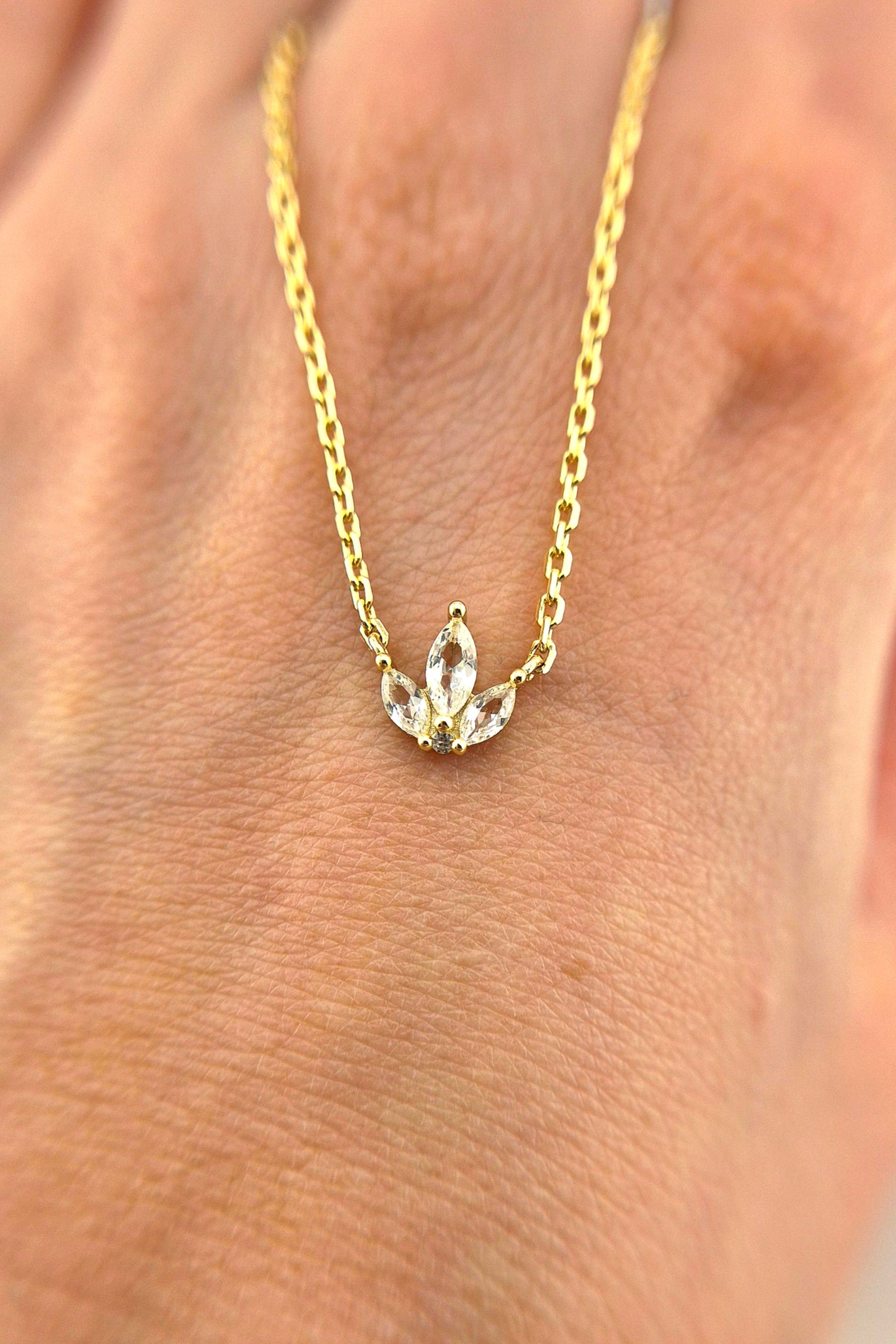 Weiss Topas Kette Gold, White Topaz necklace gold, Collier en or avec topaze blanche, golden necklace, minimalistic golden necklace, zierliche Goldene Halskette, zierliche Kette mit weissen Steinchen, golden necklace with white topaz pendant