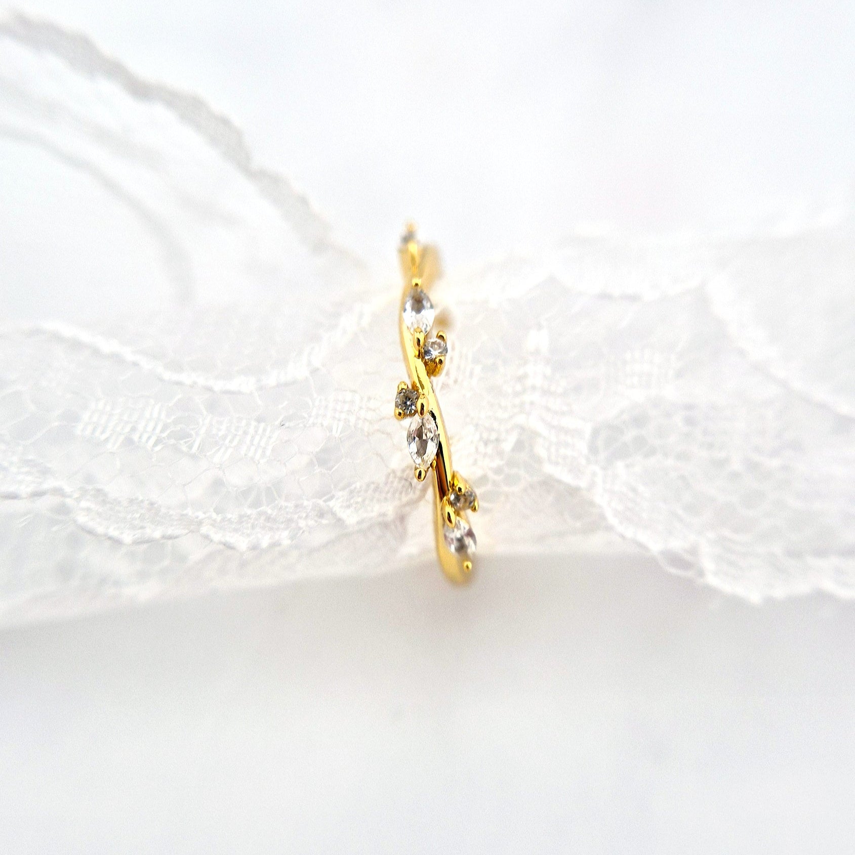 Weiss Topas Ring Gold, White Topaz Ring Gold, minimalistischer Ring, goldener Ring, Silber Ring vergoldet mit weissen Steinchen, dainty gold ring, Topaz ring in gold, Goldring, goldener Ring, golden ring, Ring. topaz ring, minimalist ring, bague minimaliste