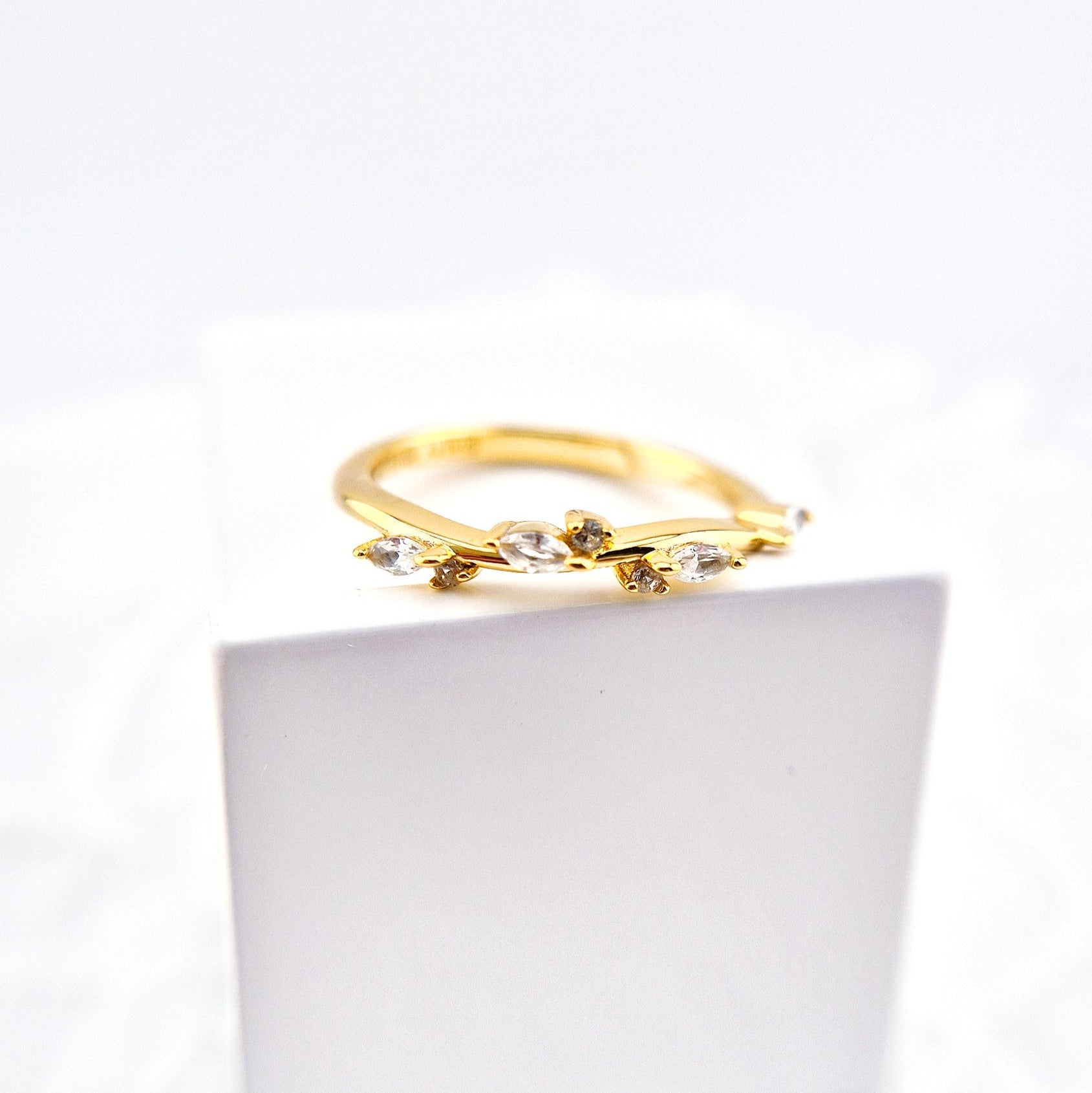Weiss Topas Ring Gold, White Topaz Ring Gold, minimalistischer Ring, goldener Ring, Silber Ring vergoldet mit weissen Steinchen, dainty gold ring, Topaz ring in gold, Goldring, goldener Ring, golden ring, Ring. topaz ring, minimalist ring, bague minimaliste