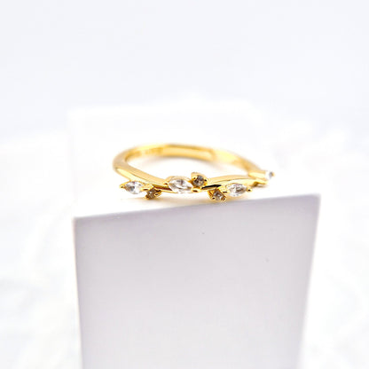 Weiss Topas Ring Gold, White Topaz Ring Gold, minimalistischer Ring, goldener Ring, Silber Ring vergoldet mit weissen Steinchen, dainty gold ring, Topaz ring in gold, Goldring, goldener Ring, golden ring, Ring. topaz ring, minimalist ring, bague minimaliste