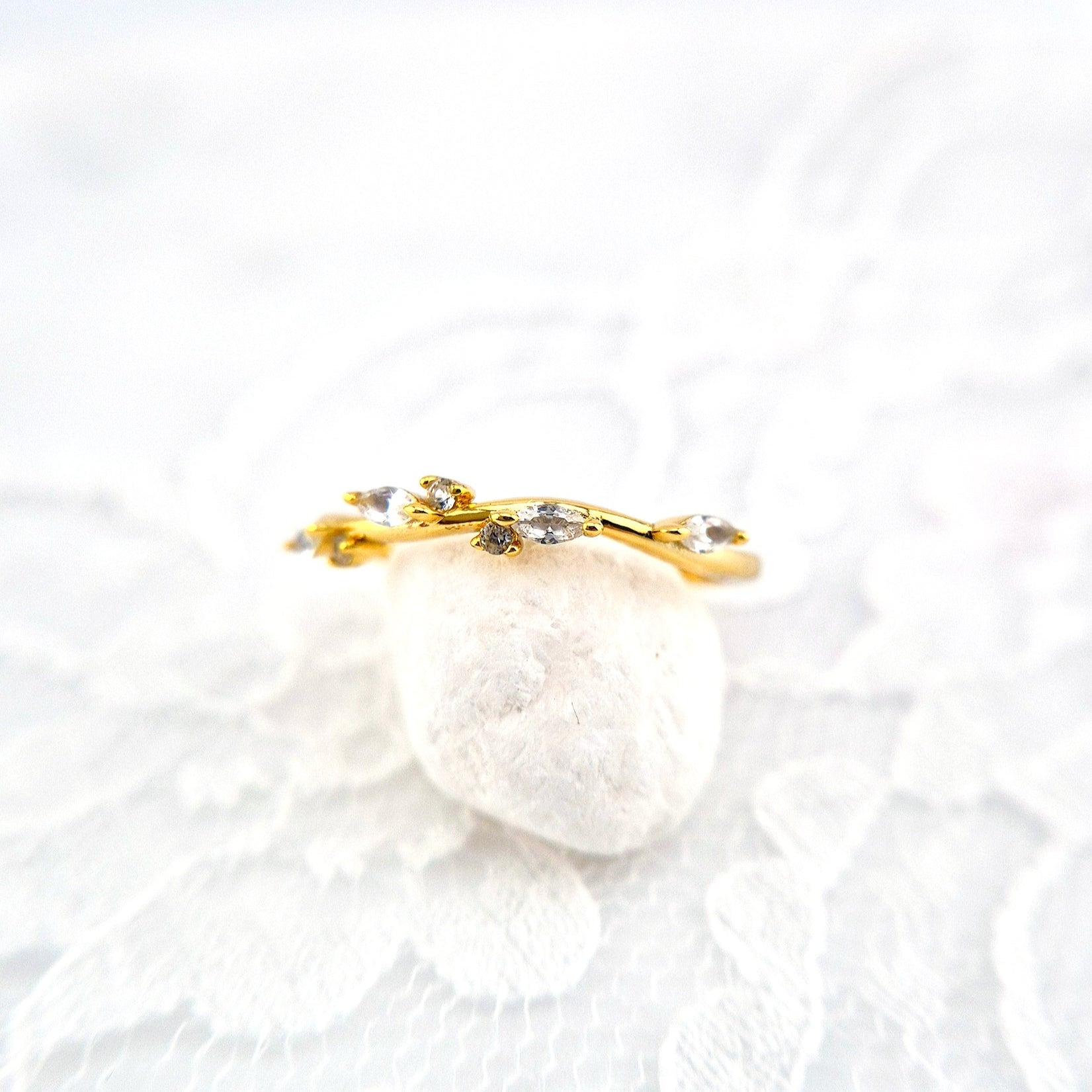 Weiss Topas Ring Gold, White Topaz Ring Gold, minimalistischer Ring, goldener Ring, Silber Ring vergoldet mit weissen Steinchen, dainty gold ring, Topaz ring in gold, Goldring, goldener Ring, golden ring, Ring. topaz ring, minimalist ring, bague minimaliste