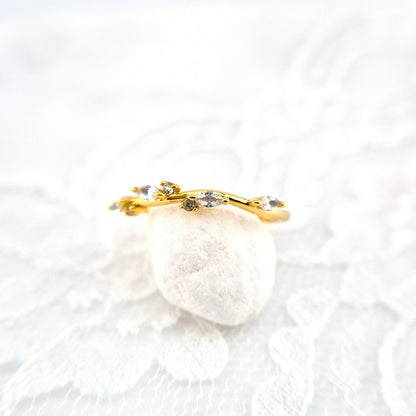 Weiss Topas Ring Gold, White Topaz Ring Gold, minimalistischer Ring, goldener Ring, Silber Ring vergoldet mit weissen Steinchen, dainty gold ring, Topaz ring in gold, Goldring, goldener Ring, golden ring, Ring. topaz ring, minimalist ring, bague minimaliste