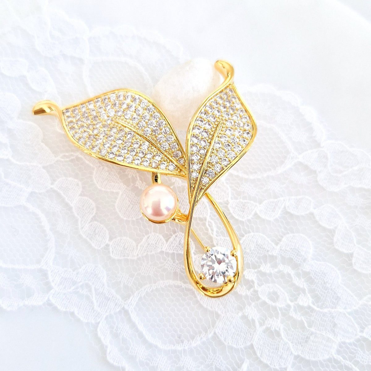 Die Brosche Goldene Brosche