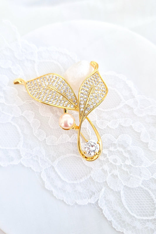 Goldene Brosche, Brosche, golden brooch, brooch, broach, Broche, spilla, broche doree, spilla doro, Leaf brooch, Blatt Brosche, Brosche Blatt, CZ brooch, pearl brooch, Perlen Brosche, Zirkonia Brosche, elegante Brosche, elegant brooch 