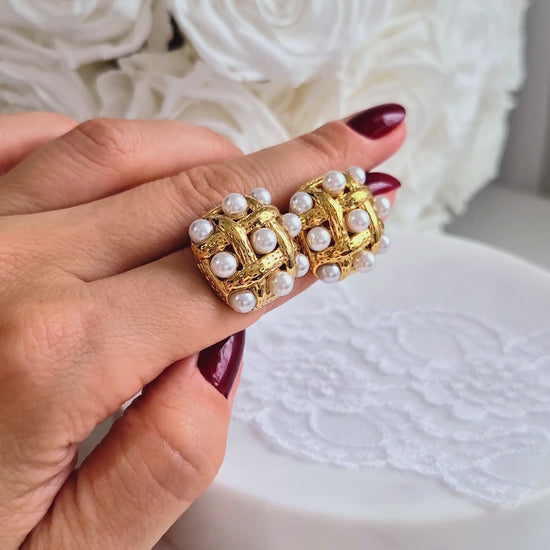 Golden Earrings with tiny white pearls, goldene Ohrringe, Ohrstecker, golden stud earrings