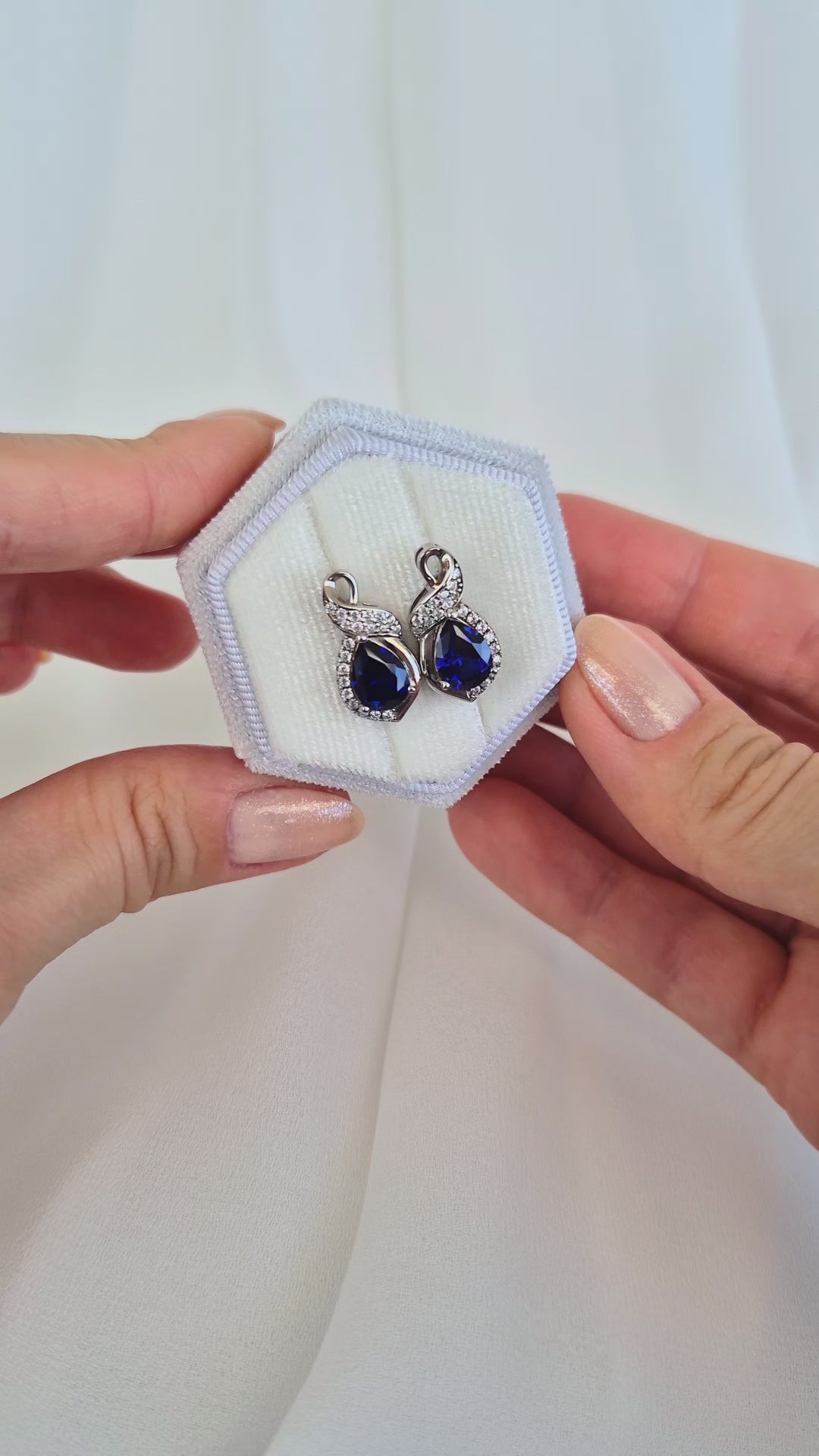 Saphir Ohrringe, Sapphire Earrings, Saphir Ohrstecker mit blauem Edelstein, Edelstein Ohrringe, Silber Ohrringe, Saphir Schmuck, Blau Saphir, royal blue sapphire earrings, stud earrings, Ohrstecker, Ohrringe, boucles, puces, boucles doreilles, orecchini, Schmuck, Jewelry, Jewellery, bijou, gioielli, Damenohrringe, Silberschmuck