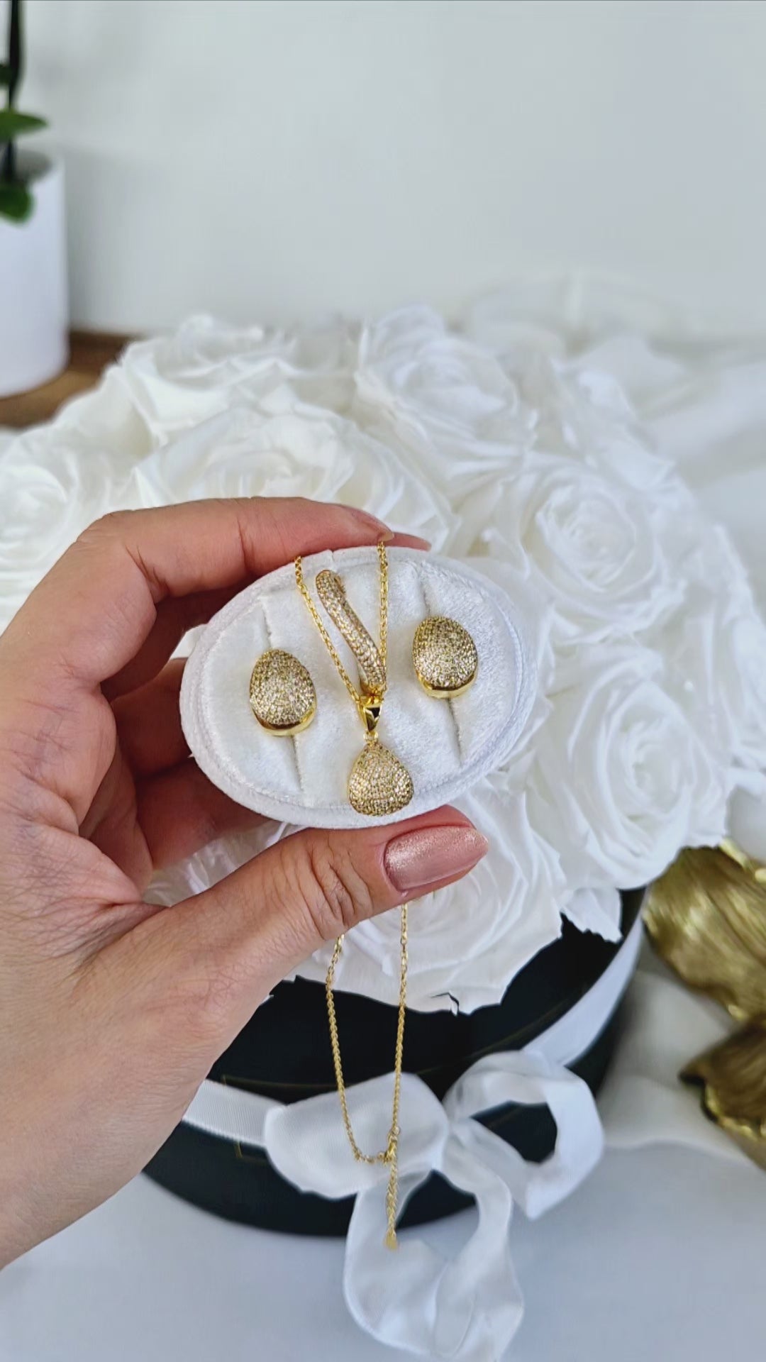 Pavé Schmuckset, Pave jewelry Set, Parure de bijoux pavée, Set di gioielli pavé, Gold Schmuckset, goldenes Schmuckset, Minimalistisches Schmuckset mit Pavé Fassung, golden jewelry sest, gold jewelry set, Pavé earrings, Pave Ohrringe, Pave necklace, Pave Halskette, Pave ring