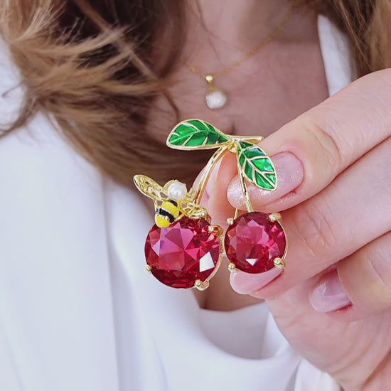 Brosche Kirsche, Kirschen Brosche, Cherry Brooch, Broche cerise, Spilla ciliegia, Gold brooch, golden brooch, Goldene Brosche, Brosche, Brooch, Broach, Broche, Spilla, broche dore, Rote Brosche, red cherry brooch, red brooch