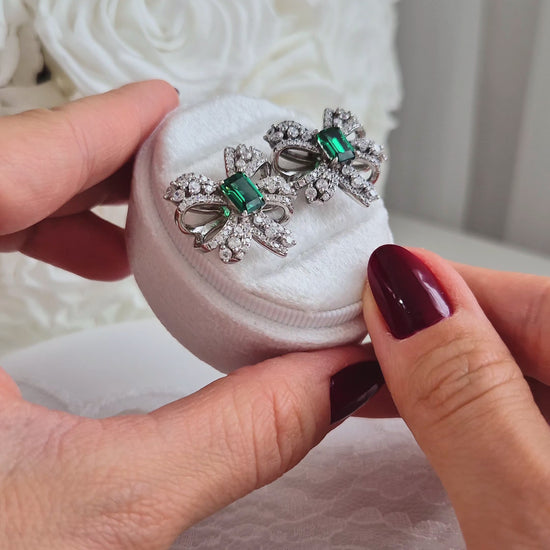 Silver stud earrings, ilber Ohrstecker, Emerald earrings, smaragd Ohrringe, Ohrringe in Schkeifenform auf weissem Hintergrund