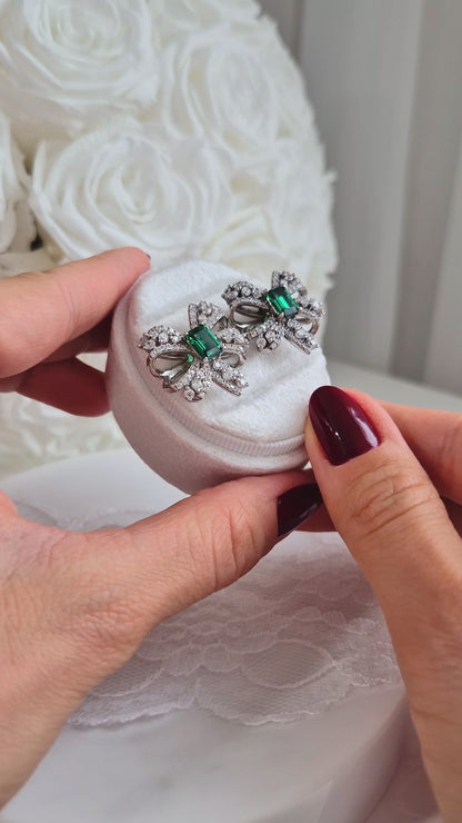 Silver stud earrings, ilber Ohrstecker, Emerald earrings, smaragd Ohrringe, Ohrringe in Schkeifenform auf weissem Hintergrund