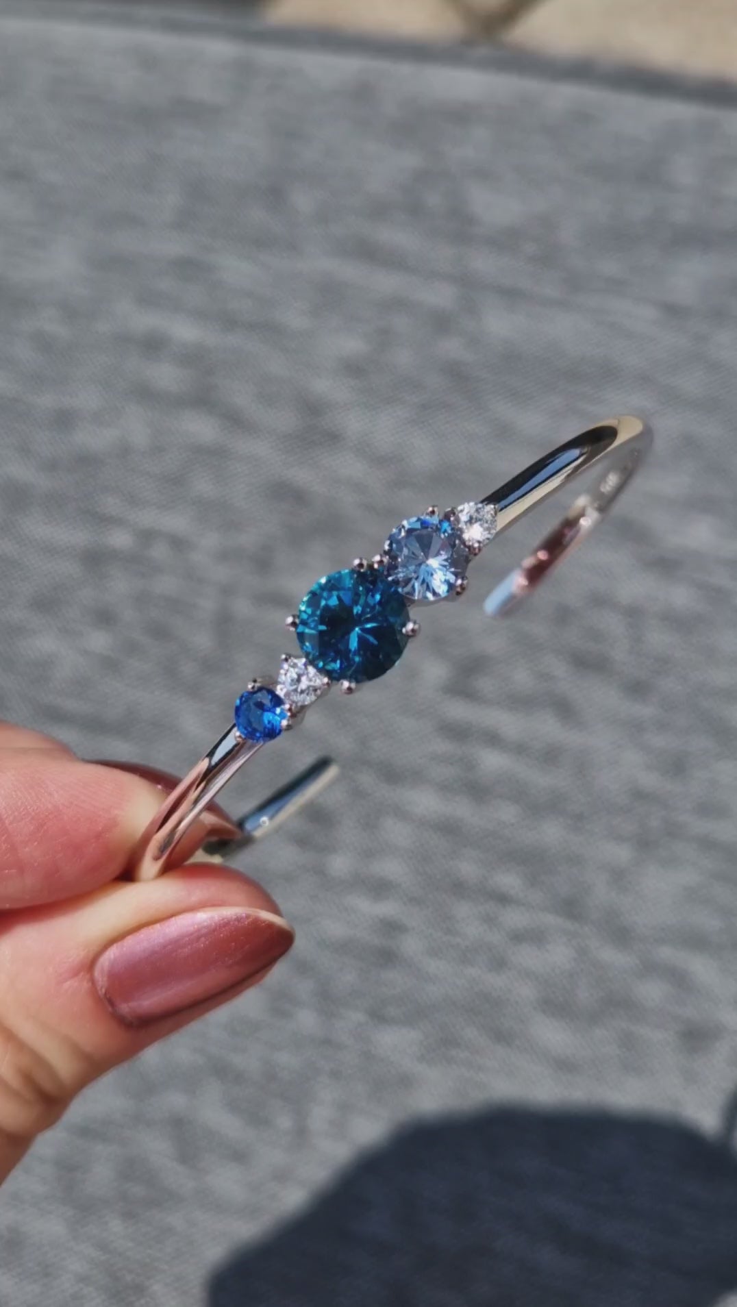 Armreifen mit blauen Edelsteinen, Silber Armreifen mit blauen Edelsteinen - blue gemstone bracelet, topaz bangle, Silber Schmuck mit Aquamarin, Saphir, Topas, London Blue Topaz Bracelet