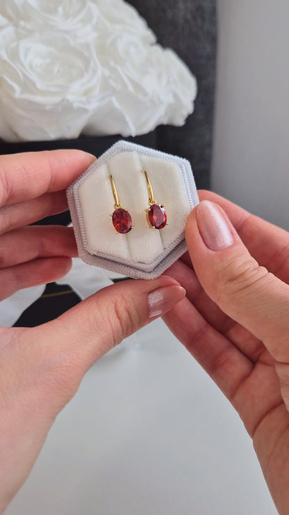 Granat Ohrringe, garnet earrings, Red Garnet Ohrringe Oval, goldene Ohrringe, Ohrringe, Granat Ohrringe, red garnet earrings, garnet earrings, earrings, Hängeohrringe mit rotem Granat Edelstein oval geschliffen in Krappenfassung vergoldet, dangle earrings, ohrhänger, Ohrringe, boucles, boucles doreilles, orecchini, jewelry, jewellery, schmuck, bijou, bijoux, gioielli, Damenohrringe, Silberschmuck