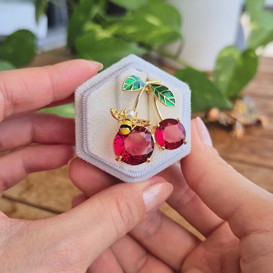 Brosche Kirsche, Kirschen Brosche, Cherry Brooch, red broach, Broche cerise, Spilla ciliegia, Gold brooch, golden brooch, Goldene Brosche, Brosche, Brooch, Broach, Broche, Spilla, broche dore, Rote Brosche,  red brooch, for women, Schmuck, Jewelry, jewellery, gioielli, bijou, bijoux