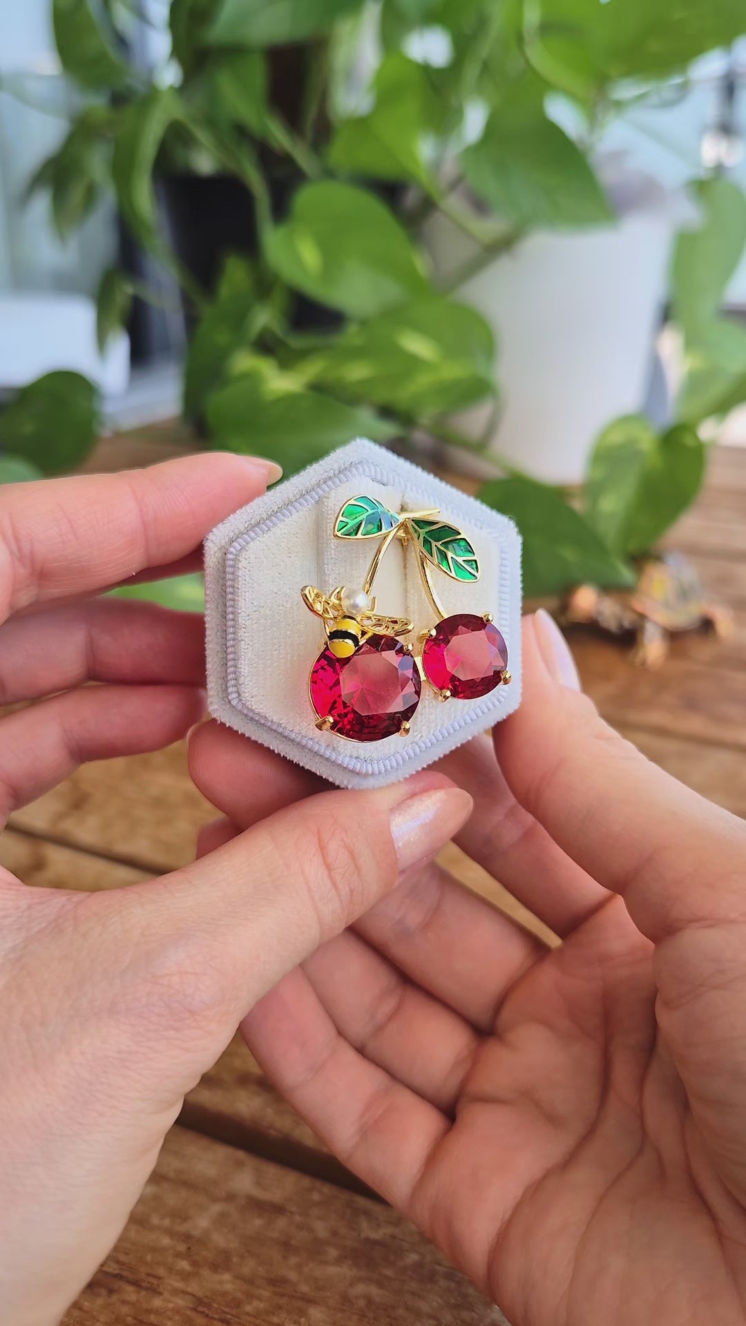 Brosche Kirsche, Kirschen Brosche, Cherry Brooch, red broach, Broche cerise, Spilla ciliegia, Gold brooch, golden brooch, Goldene Brosche, Brosche, Brooch, Broach, Broche, Spilla, broche dore, Rote Brosche,  red brooch, for women, Schmuck, Jewelry, jewellery, gioielli, bijou, bijoux