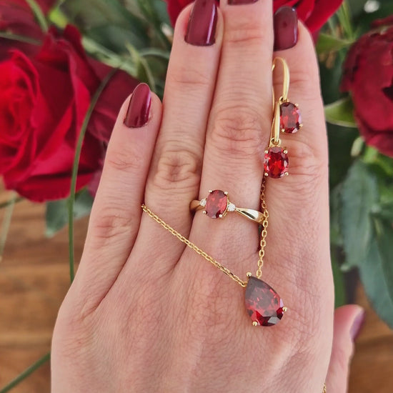 Roter Granat Schmuck, Granat Schmuckset, Granat Ring, Granad Halskette, Red Garnet Jewelry set, Garnet Ring, Garnet necklace, Red jewelry set, Red Garnet Ohrringe Oval, goldene Ohrringe, Ohrringe, Granat Ohrringe, red garnet earrings, garnet earrings, earrings, Hängeohrringe mit rotem Granat Edelstein oval geschliffen in Krappenfassung vergoldet 