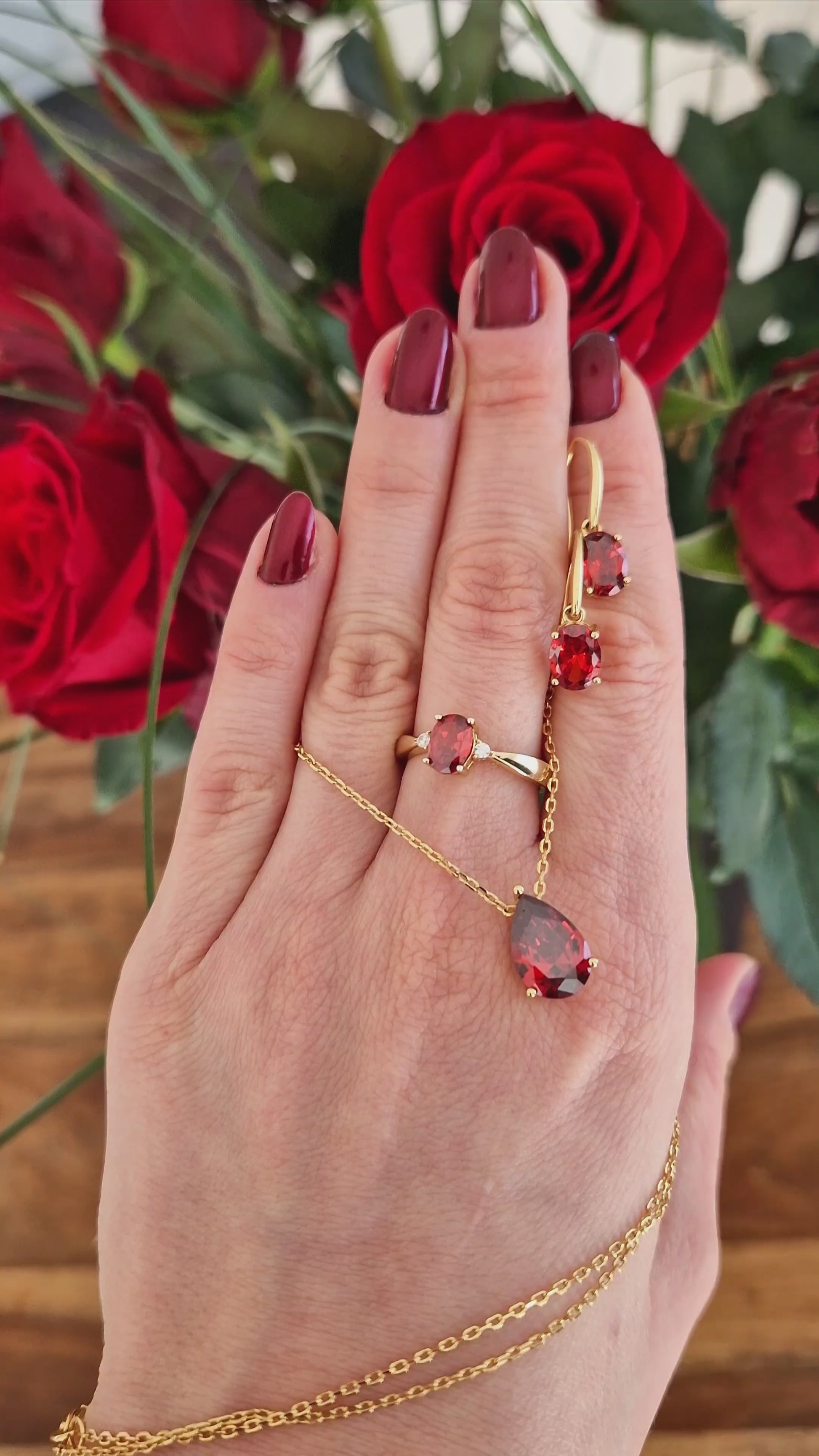 Roter Granat Schmuck, Granat Schmuckset, Granat Ring, Granad Halskette, Red Garnet Jewelry set, Garnet Ring, Garnet necklace, Red jewelry set, Red Garnet Ohrringe Oval, goldene Ohrringe, Ohrringe, Granat Ohrringe, red garnet earrings, garnet earrings, earrings, Hängeohrringe mit rotem Granat Edelstein oval geschliffen in Krappenfassung vergoldet 